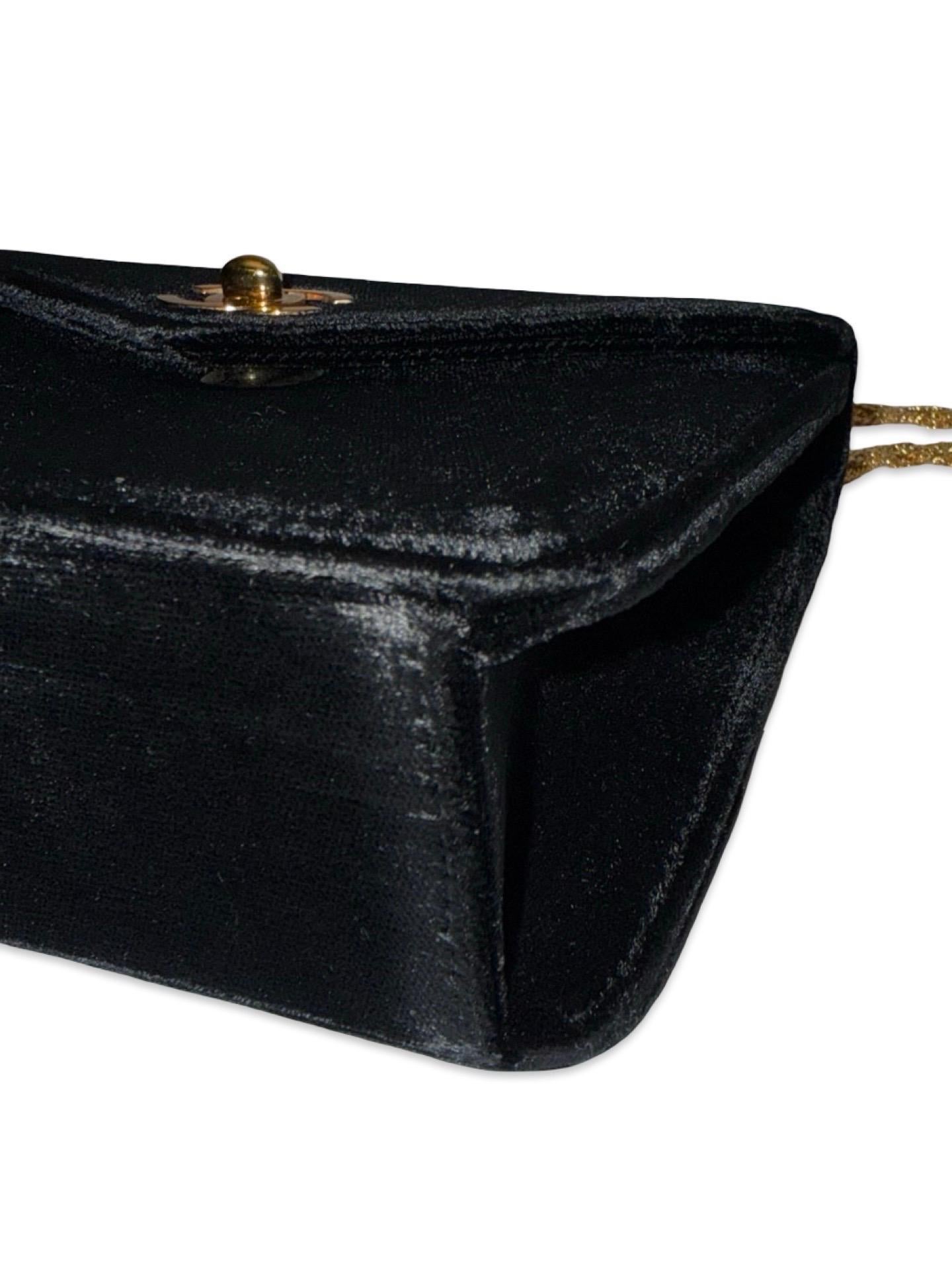 Chanel mini sac à bandoulière carré en velours noir à rabat classique en vente 9
