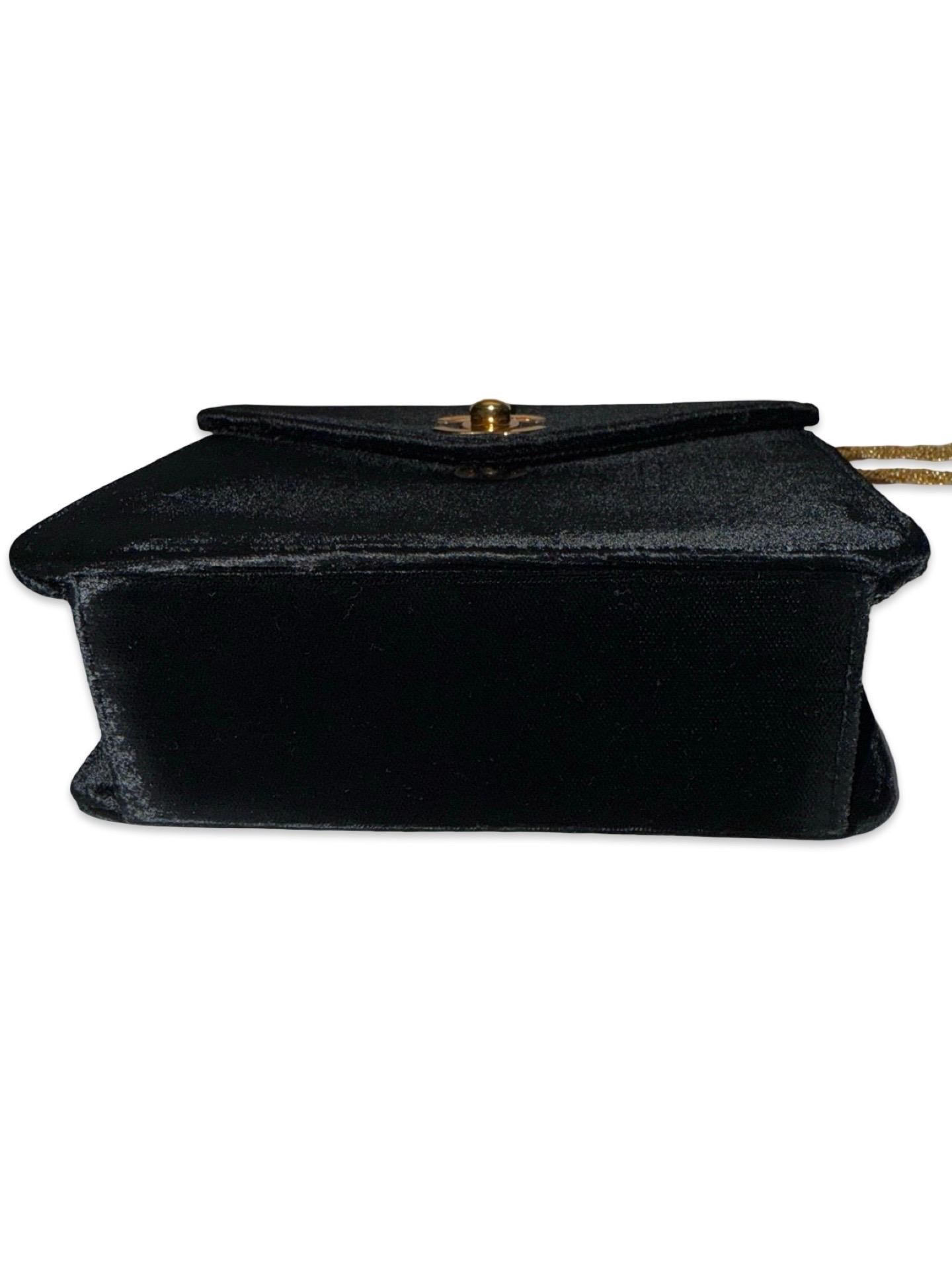 Chanel mini sac à bandoulière carré en velours noir à rabat classique en vente 10