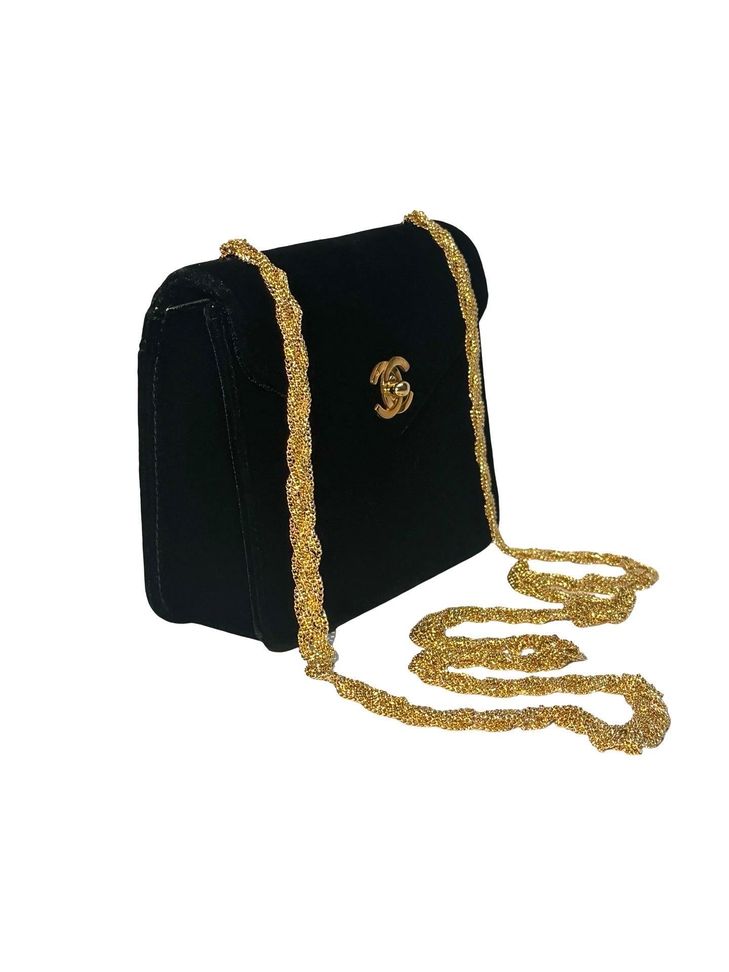 Noir Chanel mini sac à bandoulière carré en velours noir à rabat classique en vente