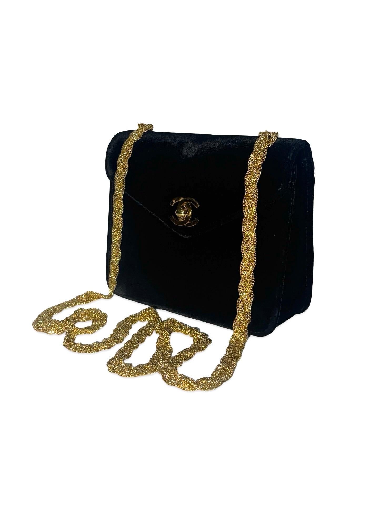 Chanel mini sac à bandoulière carré en velours noir à rabat classique Excellent état - En vente à Sheung Wan, HK