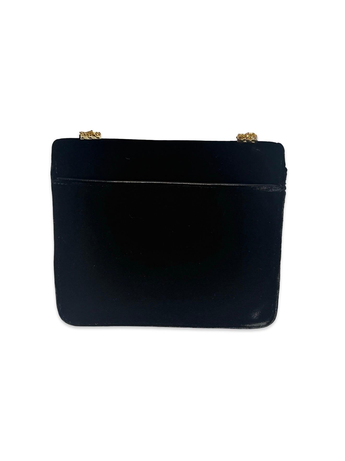 Chanel mini sac à bandoulière carré en velours noir à rabat classique Unisexe en vente
