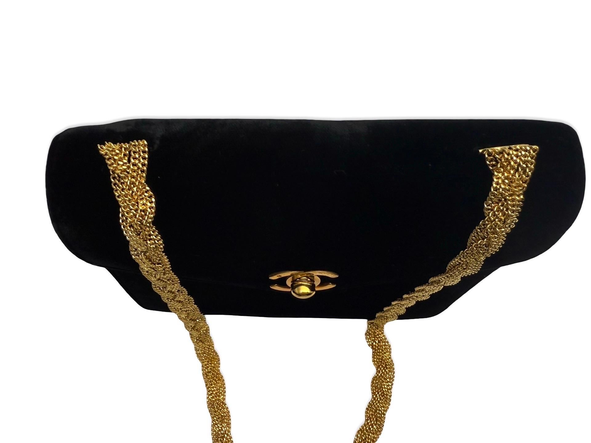 Chanel mini sac à bandoulière carré en velours noir à rabat classique en vente 1