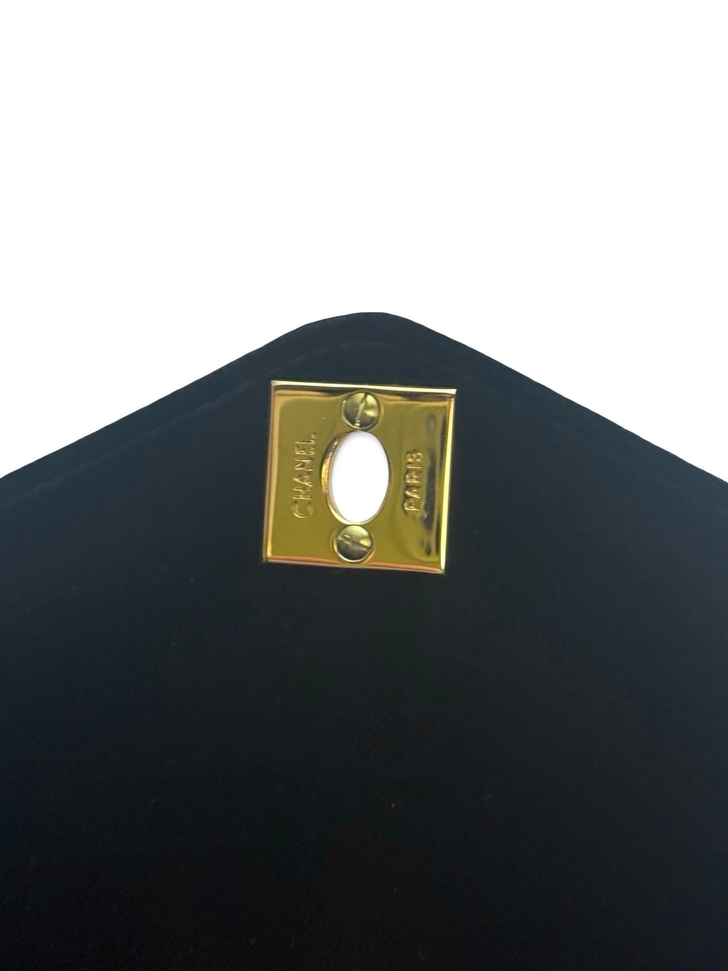 Chanel mini sac à bandoulière carré en velours noir à rabat classique en vente 3