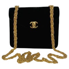 Chanel mini sac à bandoulière carré en velours noir à rabat classique