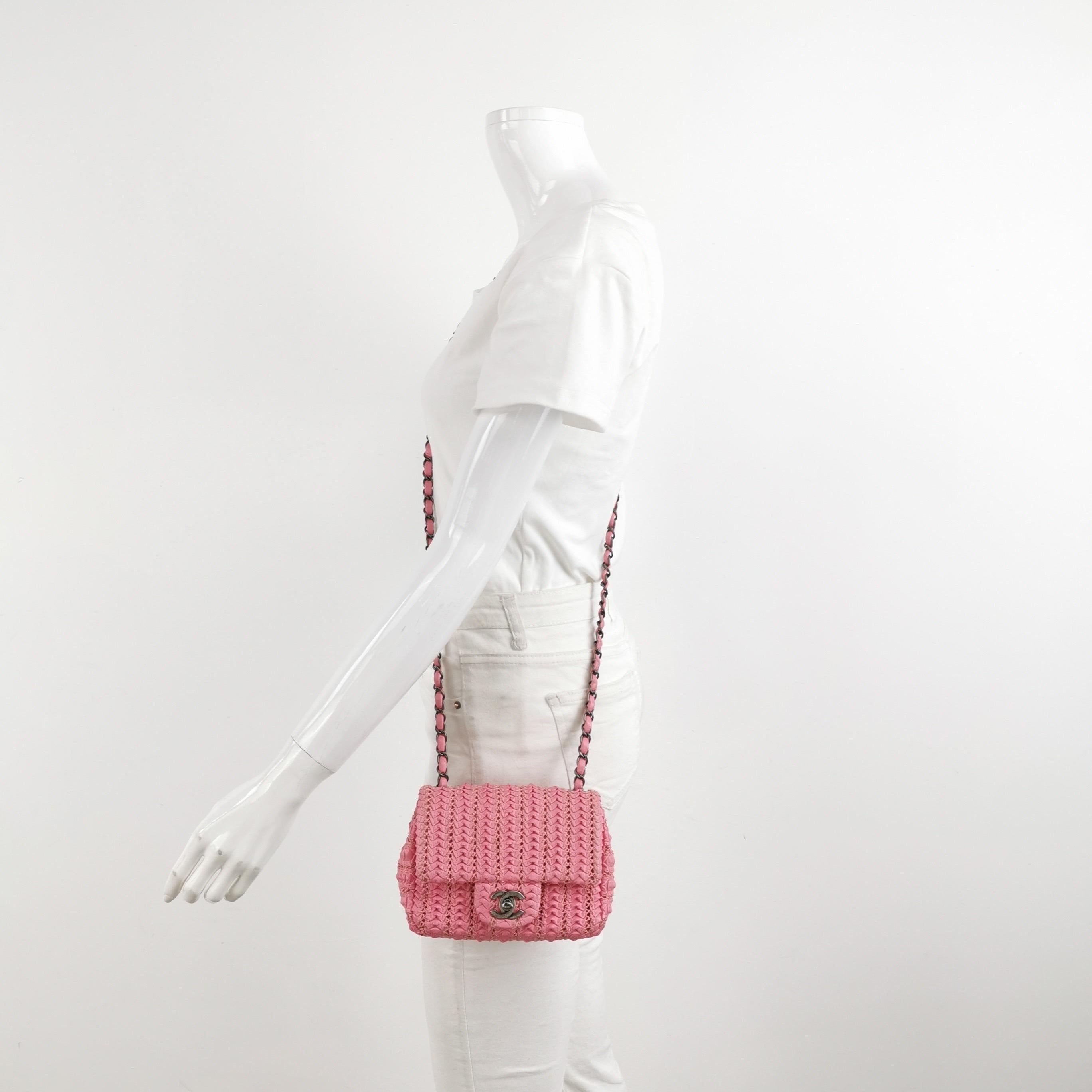 Este bolso Chanel Classic Flap, único en su clase, desprende sofisticación y elegancia atemporal. Está confeccionado en lujosa piel de cordero rosa en forma de ganchillo y adornado con herrajes plateados.

ESTADO: MUY BUEN ESTADO

Este auténtico