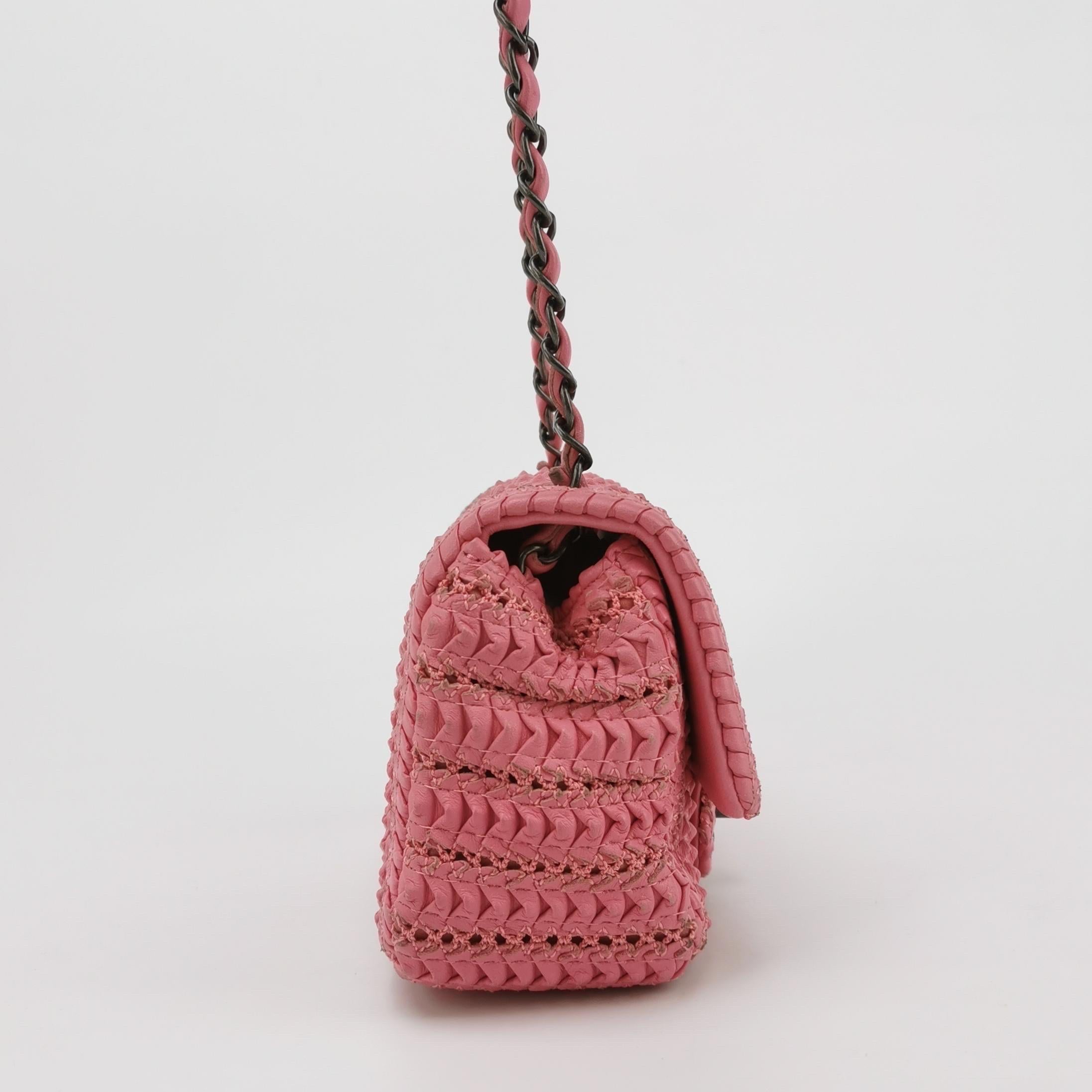Chanel Mini Square Classic Flap Rosa CC París Seúl Crochet Leather en Bueno estado para la venta en AUBERVILLIERS, FR