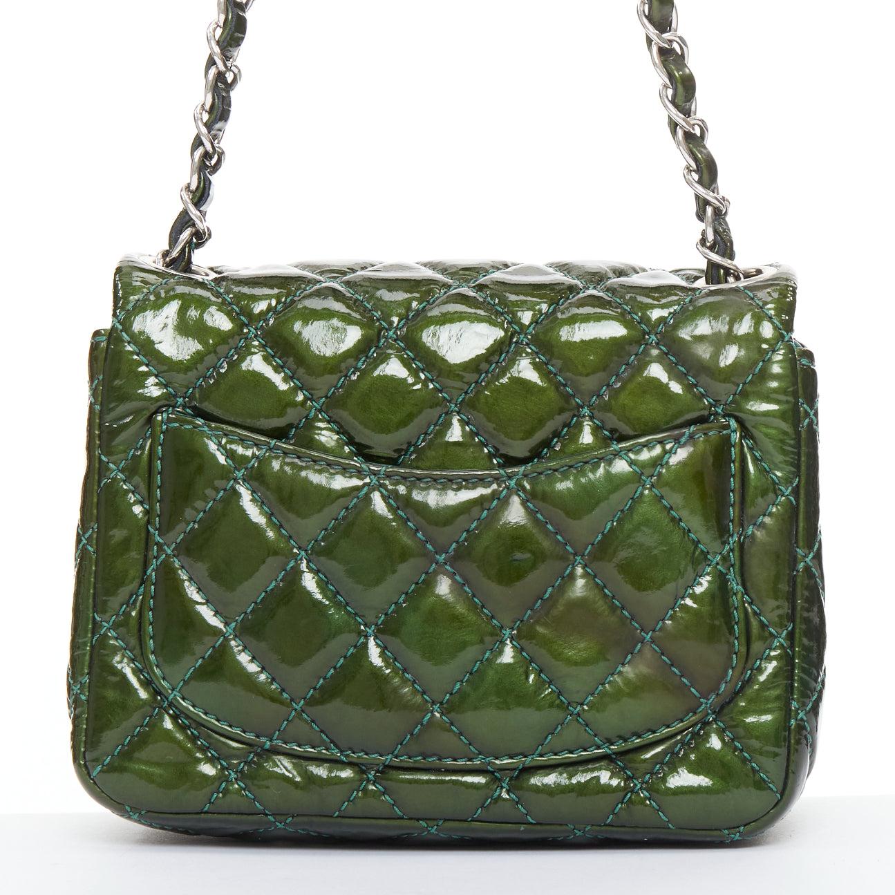 De las mujeres CHANEL Mini Square Flap bolso con solapa acolchado CC verde irisado charol plata