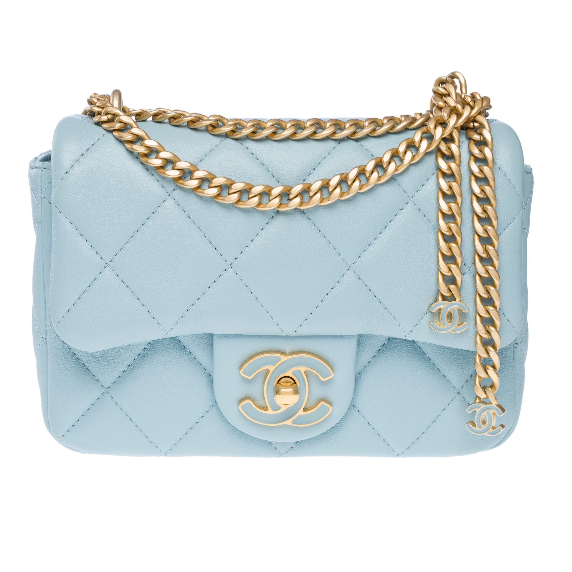 A​ ​timeless​ ​and​ ​elegant​ ​piece,​ ​the​ ​Limited​ ​Edition​ ​Chanel​ ​Lambskin​ ​Enamel​ ​Quilted​ ​Mini​ ​Square​ ​Flap​ ​bag​ ​is​ ​crafted​ ​from​ ​soft​ ​diamond-quilted​ ​lambskin​ ​leather​ ​in​ ​a​ ​delicate​ ​light​ ​blue​ ​hue,​ ​the​