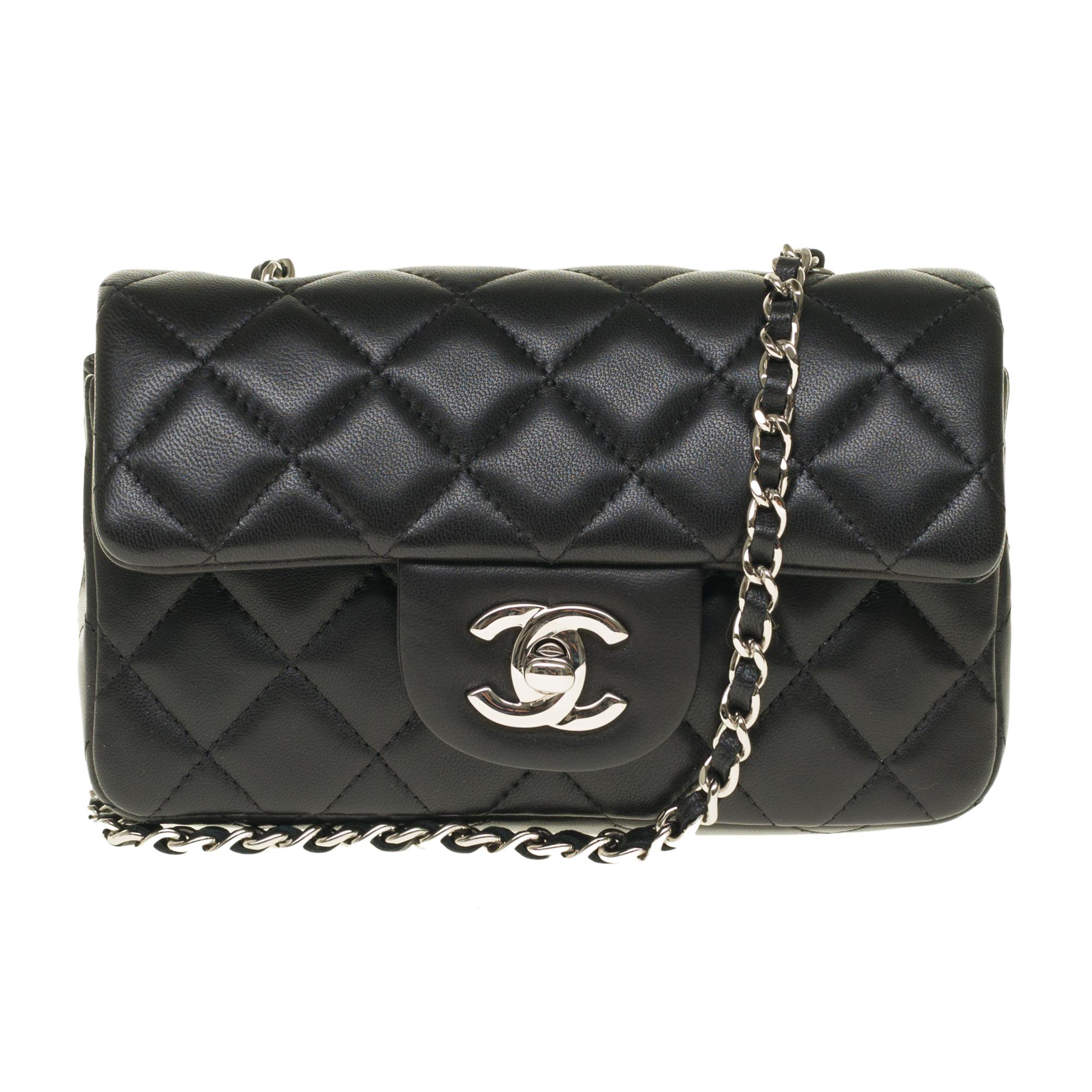 Splendid Handbag Mini Chanel Timeless in black nappa leather, chain handle intertwined with black leather allowing a hand or shoulder or shoulder strap.

Silver metal flap closure.
Lining in black leather, one patch pocket.
Signature: 