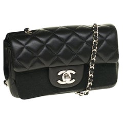 Chanel Mini quadratische Handtasche aus schwarzem:: gestepptem Leder:: silberne Beschläge
