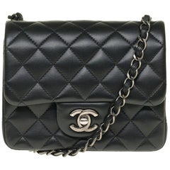 Chanel Mini quadratische Handtasche aus schwarzem:: gestepptem Leder:: silberne Beschläge