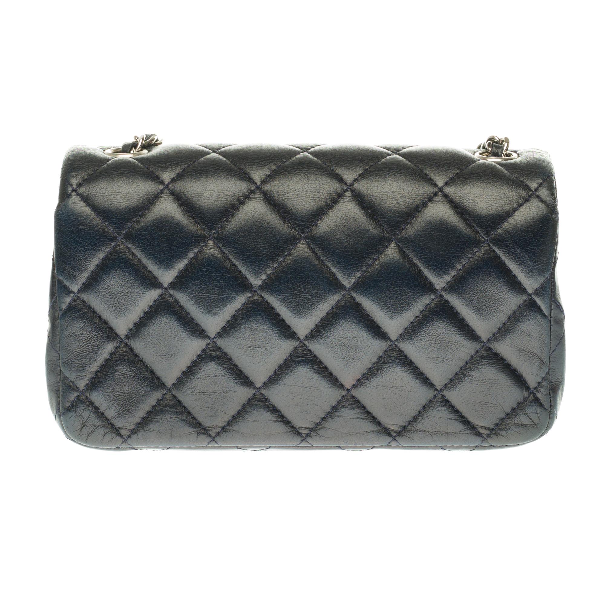 Gorgeous Chanel Timeless extra Mini rectangle in navy blue quilted leather, silver metal chain handle intertwined with night blue leather allowing a hand or shoulder or shoulder strap.

Silver metal flap closure.
Lining in navy blue