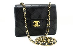 CHANEL Mini Quadratische Umhängetasche mit Kette und Schulter Crossbody aus schwarzem Lamm