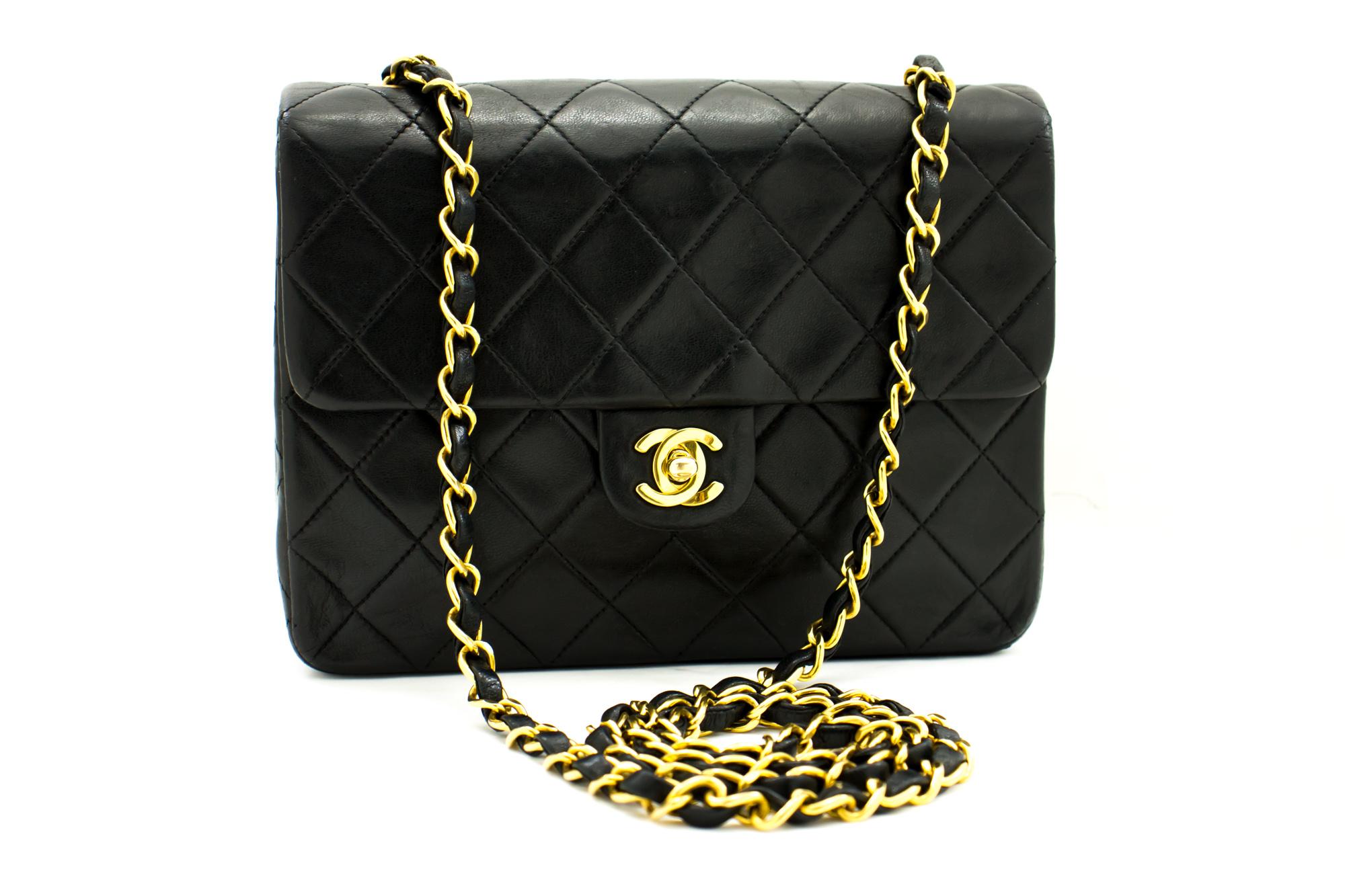Un'autentica CHANEL Mini Square Small Shoulder Bag Crossbody Black Quilt. Il colore è nero. Il materiale esterno è la pelle. Il modello è solido. Questo articolo è Vintage / Classico. L'anno di produzione sarebbe 1991-1994.
Condizioni e