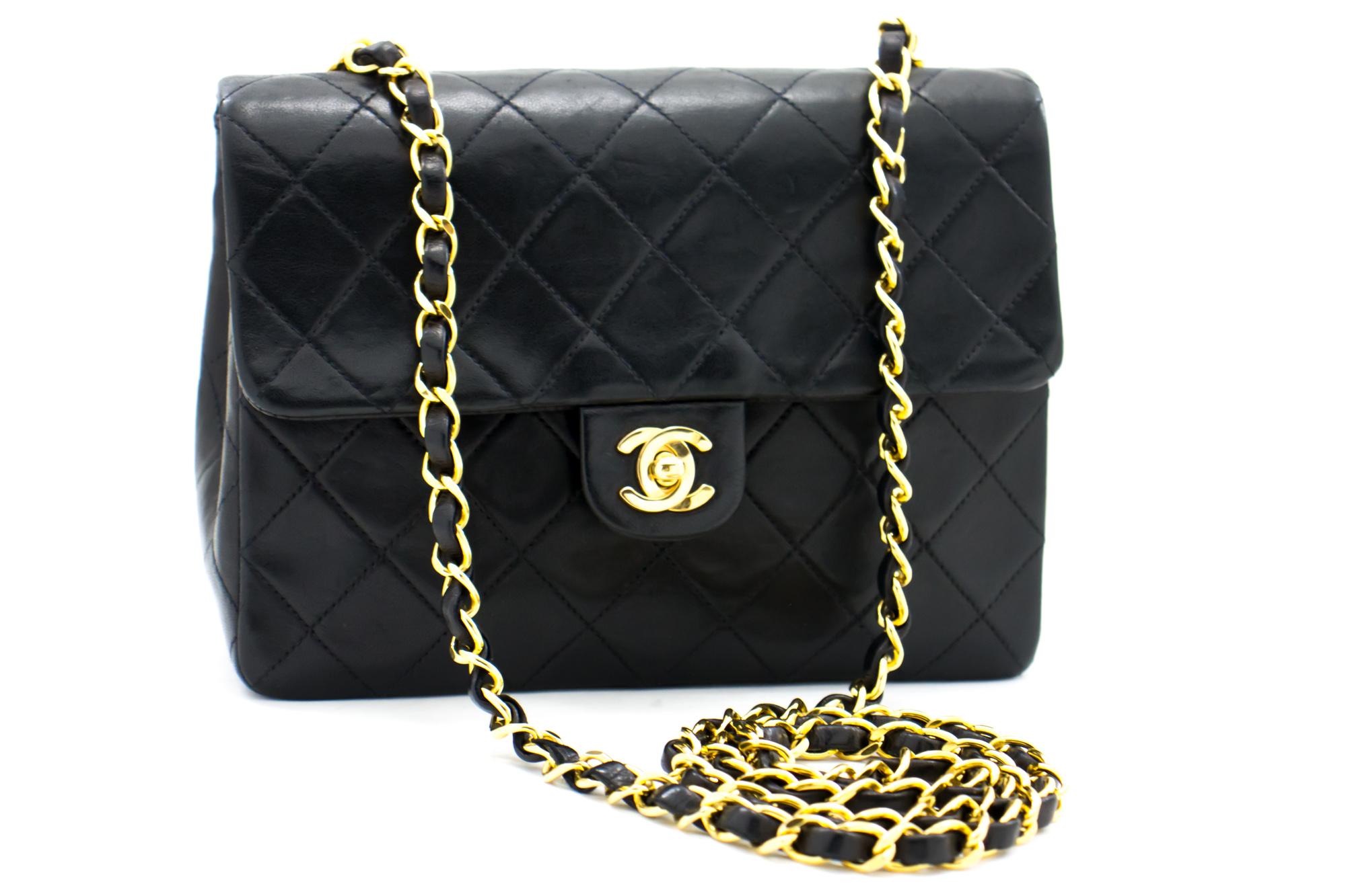 Un auténtico CHANEL Mini Bolso Cuadrado Pequeña Cadena Crossbody Negro Acolchado. El color es negro. El material exterior es cuero. El patrón es Sólido. Este artículo es Vintage / Clásico. El año de fabricación sería 1991-1994.
Condiciones y