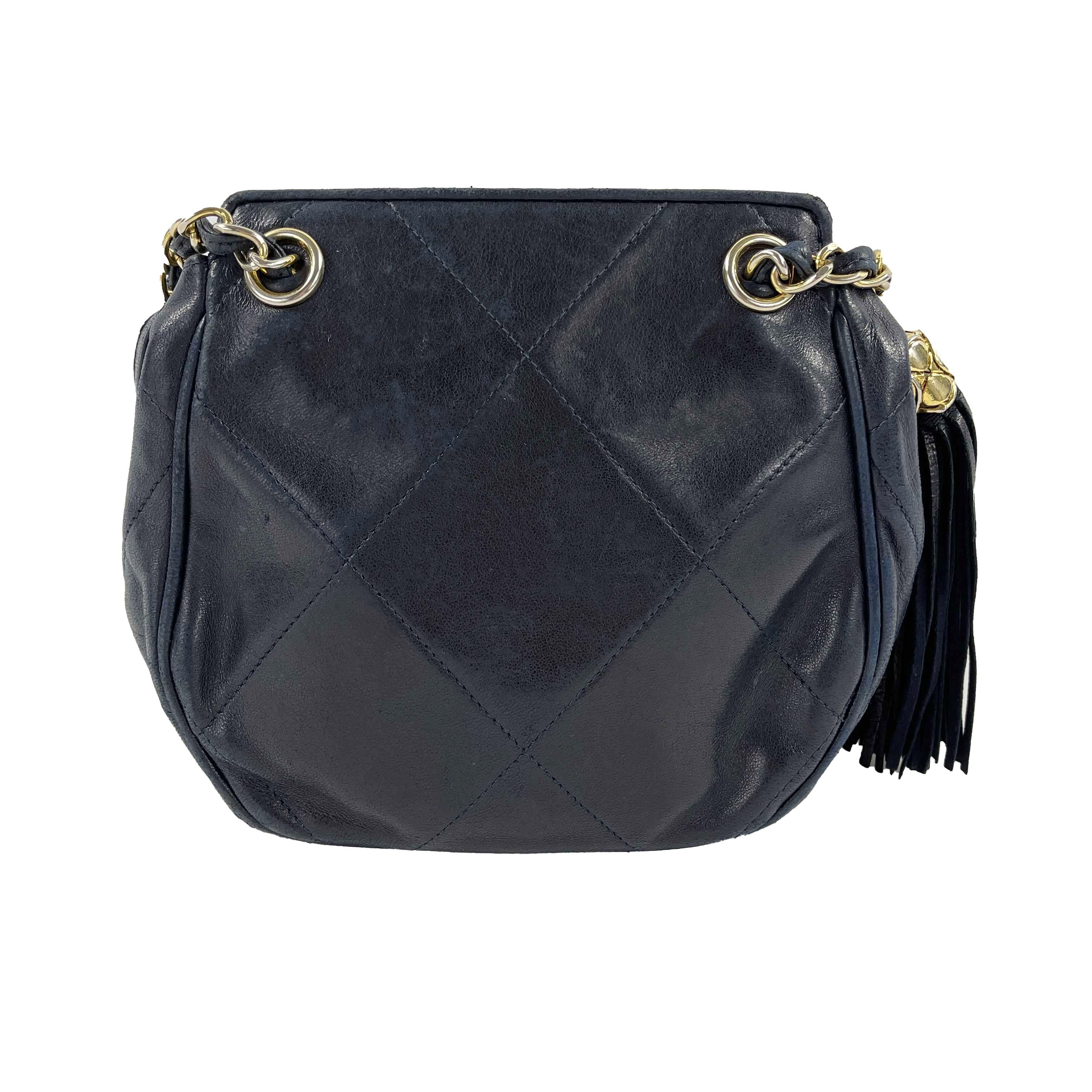 CHANEL-Vintage 80s/90s Navy CC Tassel Mini Diamond Quilted Leather Crossbody

Description

Vintage 1989-1991 era.
This bag is made in navy blue supple iconic quilted diamond pattern lambskin leather with a tassel featuring a decorative quilted CC