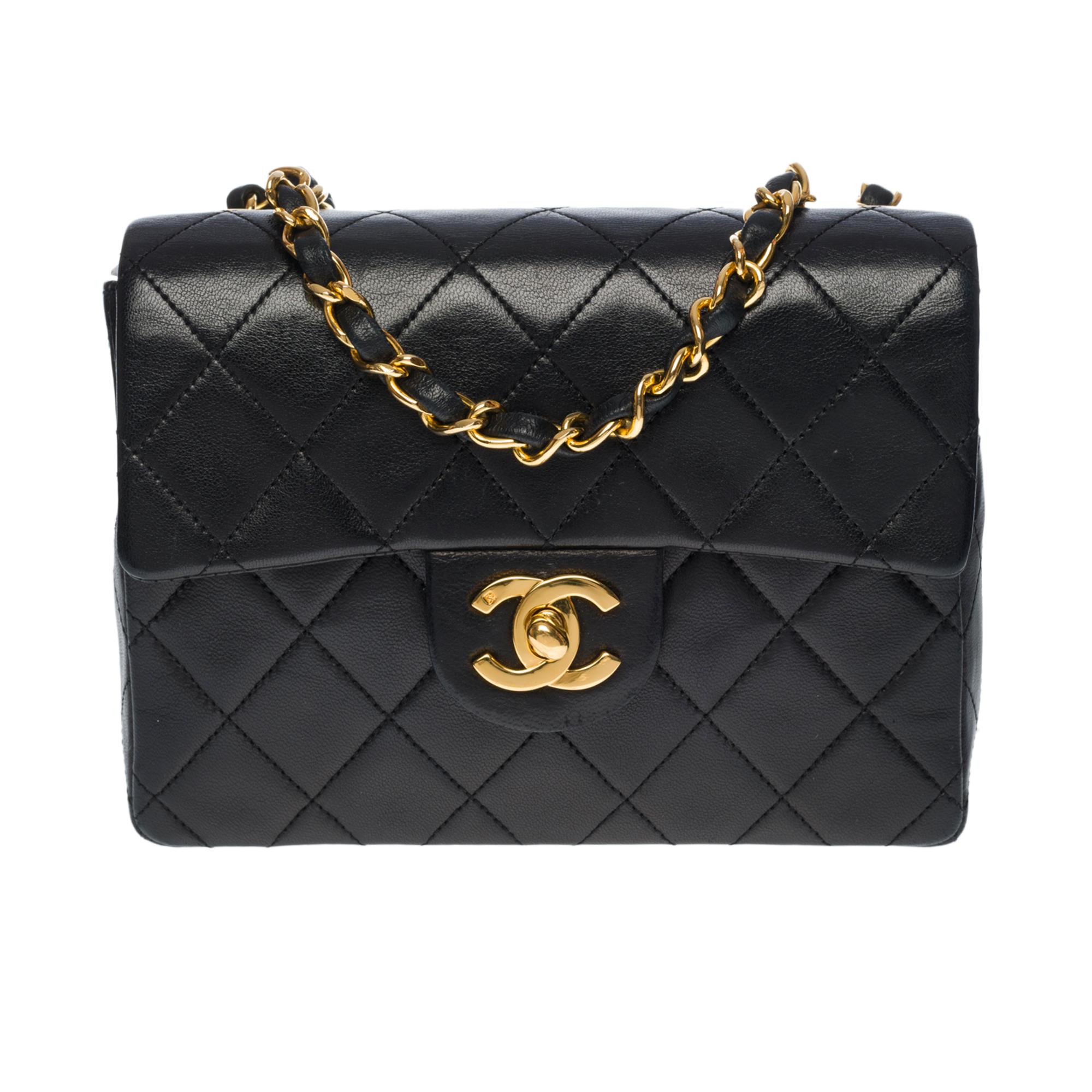 Gorgeous and highly sought after Chanel Timeless/Classic Mini vintage shoulder bag in black quilted leather, gold metal hardware, black leather interlaced gold metal chain for shoulder and shoulder strap support

Gold Metal Flap Closure
A patch