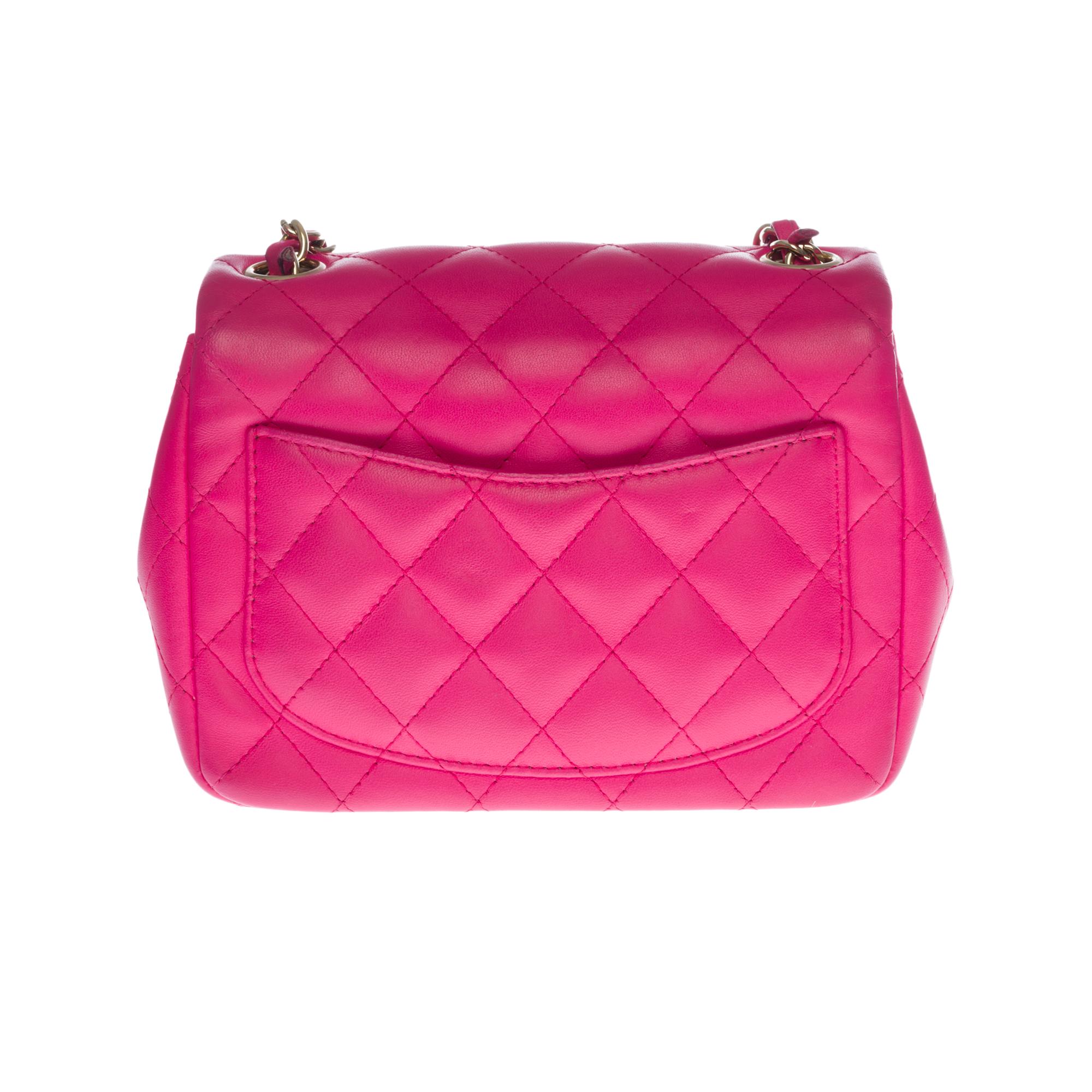 Exceptional Chanel Mini Timeless shoulder bag in pink quilted leather, silver metal chain handle intertwined with pink leather allowing a hand or shoulder or shoulder strap
Silver metal flap closure
A patch pocket on the back of the bag
Lining in