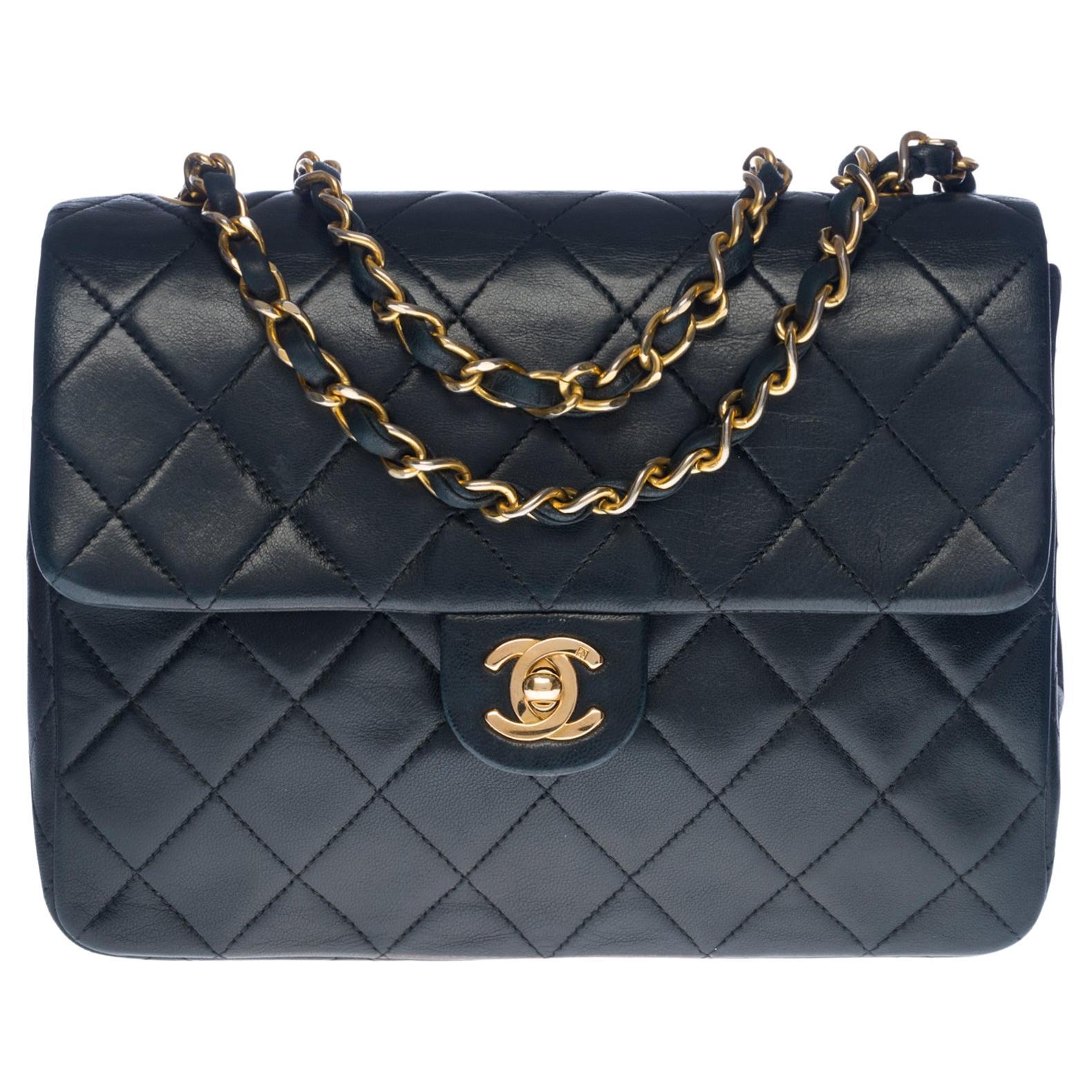 Chanel Mini Timeless Umhängetasche aus schwarz gestepptem Lammfell,  GHW