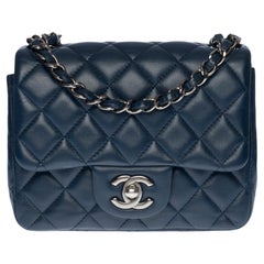 Mini sac à rabat porté épaule intemporel Chanel en cuir matelassé bleu foncé, SHW