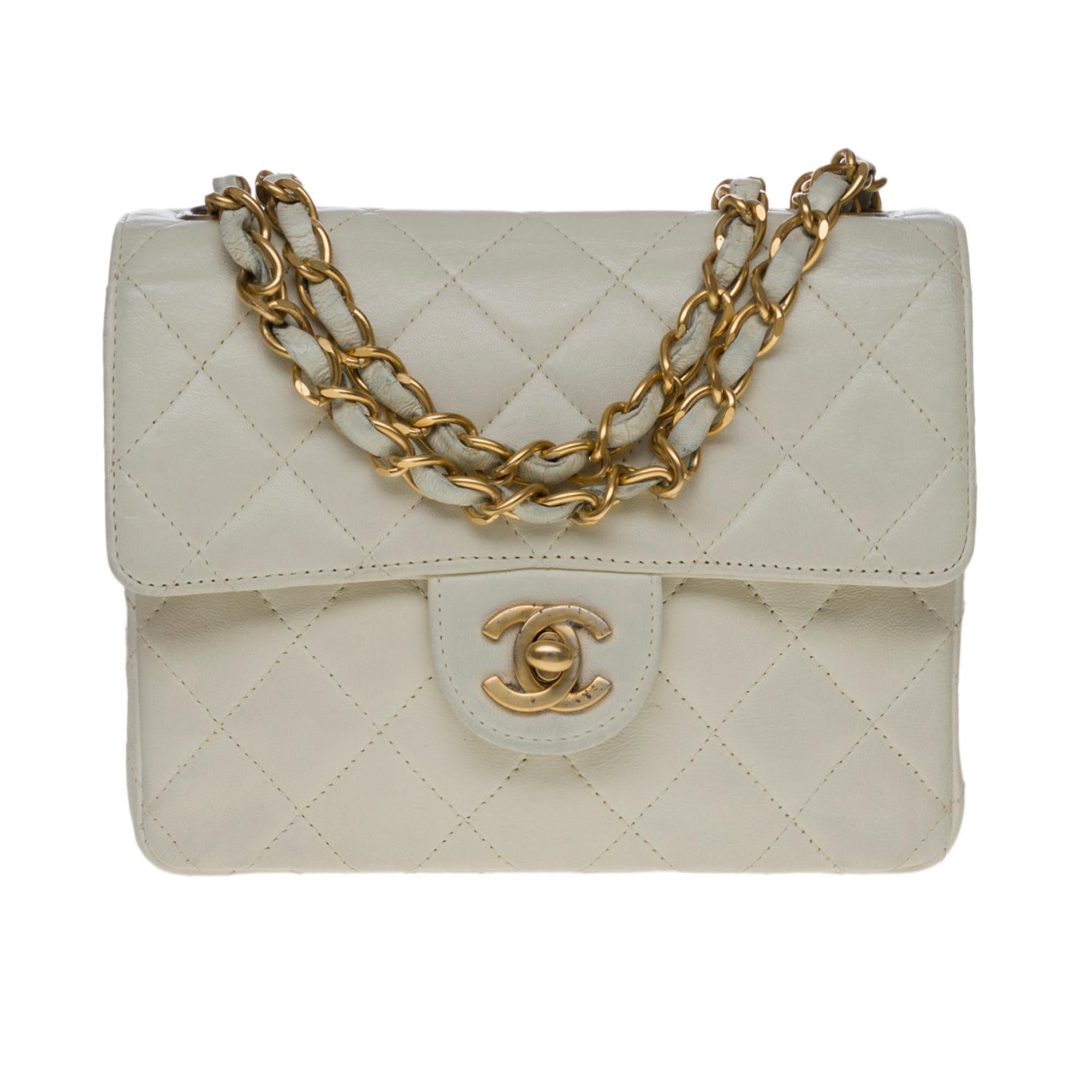 Lovely Chanel Timeless Mini shoulder bag in off-white quilted lambskin leather, gold-tone hardware, a gold-tone chain handle interlaced with off-white leather for shoulder and a shoulder strap
Pocket on the back of the bag
Flap closure with gold CC