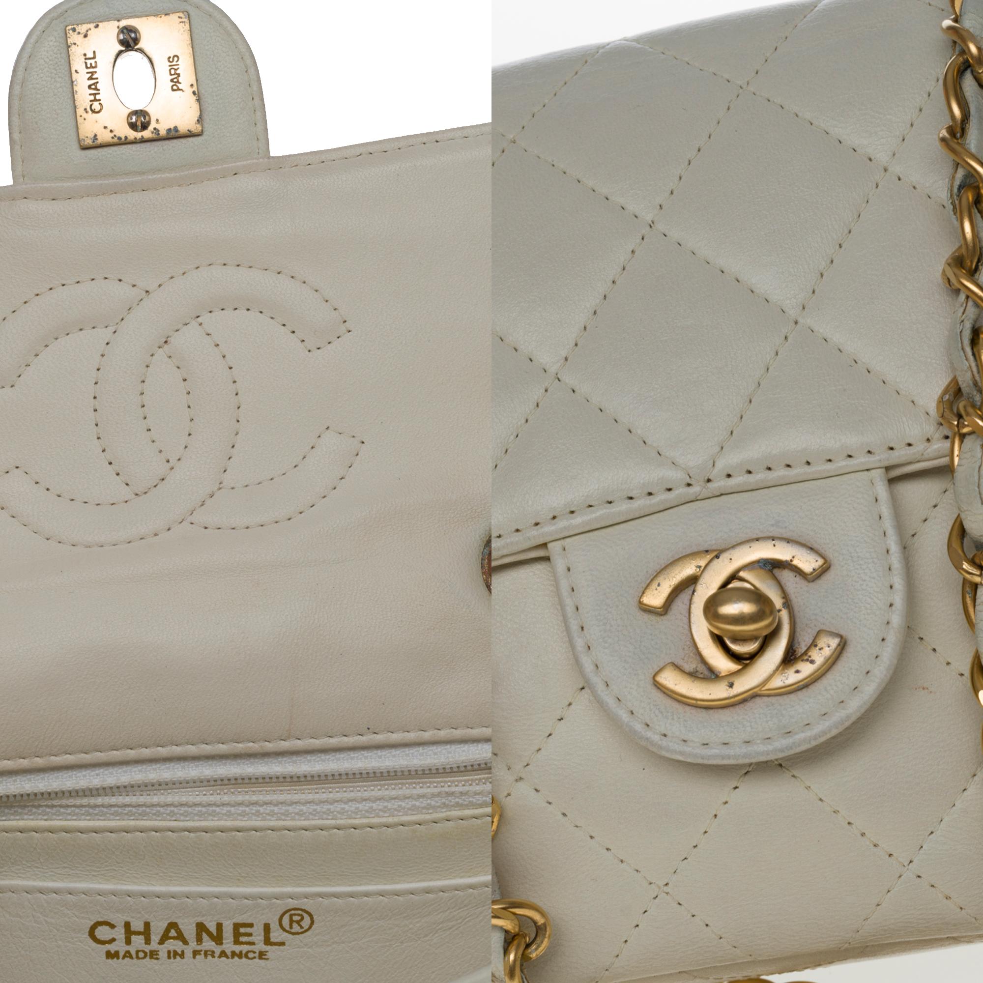 Chanel Mini Timeless shoulder flap bag in off-white quilted lambskin,  GHW In Good Condition In Paris, IDF