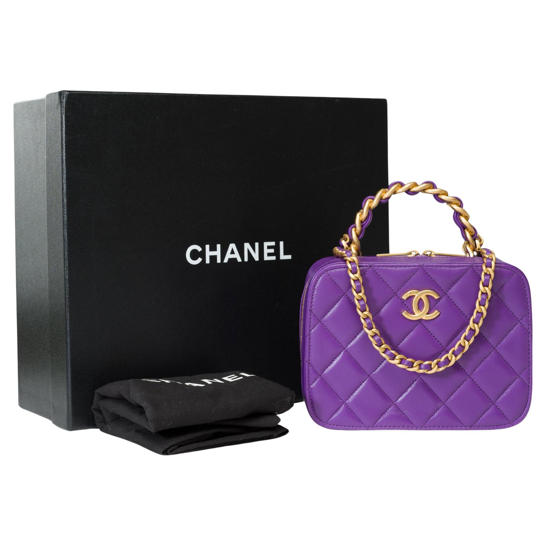 Stunning​ ​Chanel​ ​Mini​ ​vanity​ ​bag​ ​in​ ​purple​ ​quilted​ ​lambskin​ ​leather,​ ​chain-handle​ ​and​ ​gold​ ​metal​ ​handle​ ​interlaced​ ​with​ ​purple​ ​leather​ ​allowing​ ​a​ ​hand​ ​or​ ​shoulder​ ​or​ ​crossbody​ ​carry

Gold-plated​