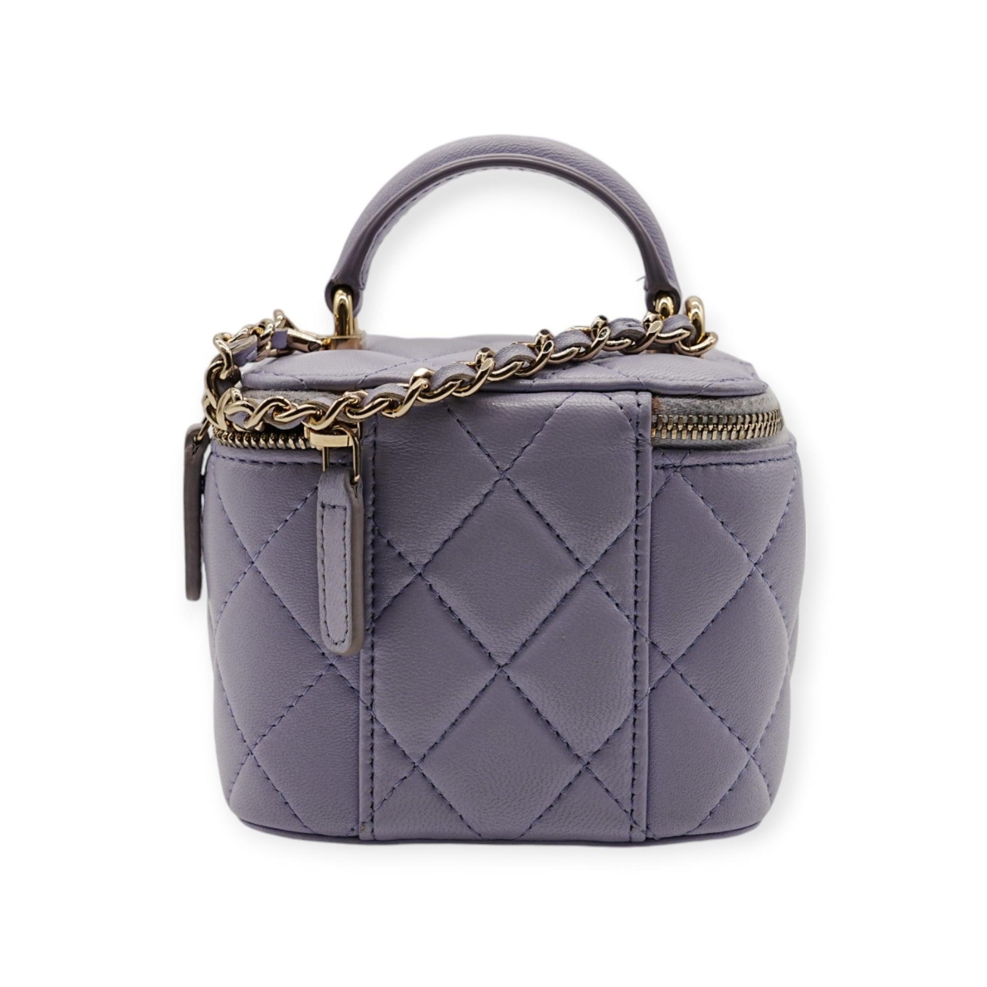 El Minivanitorio Chanel Púrpura Claro presenta un delicado tono púrpura acentuado con elegantes herrajes dorados. Esta pieza compacta combina lujo y sofisticación, lo que la convierte en el accesorio perfecto para añadir un toque refinado a