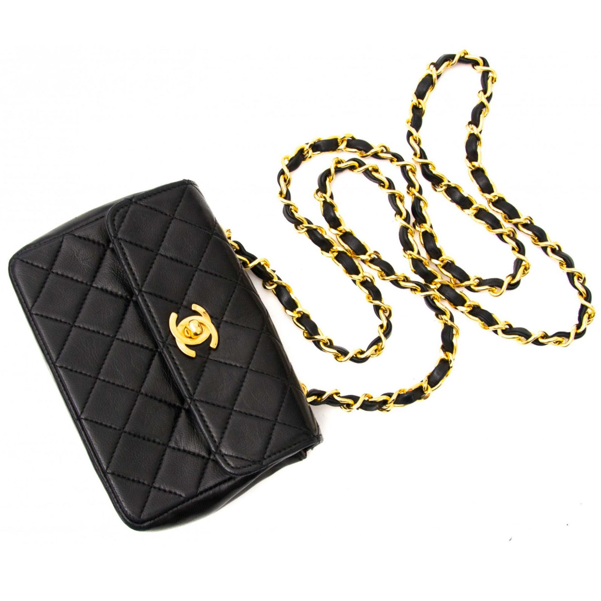 Chanel 1989 Mini Vintage Lambskin Crossbody Classic Flap Bag In Good Condition For Sale In Miami, FL