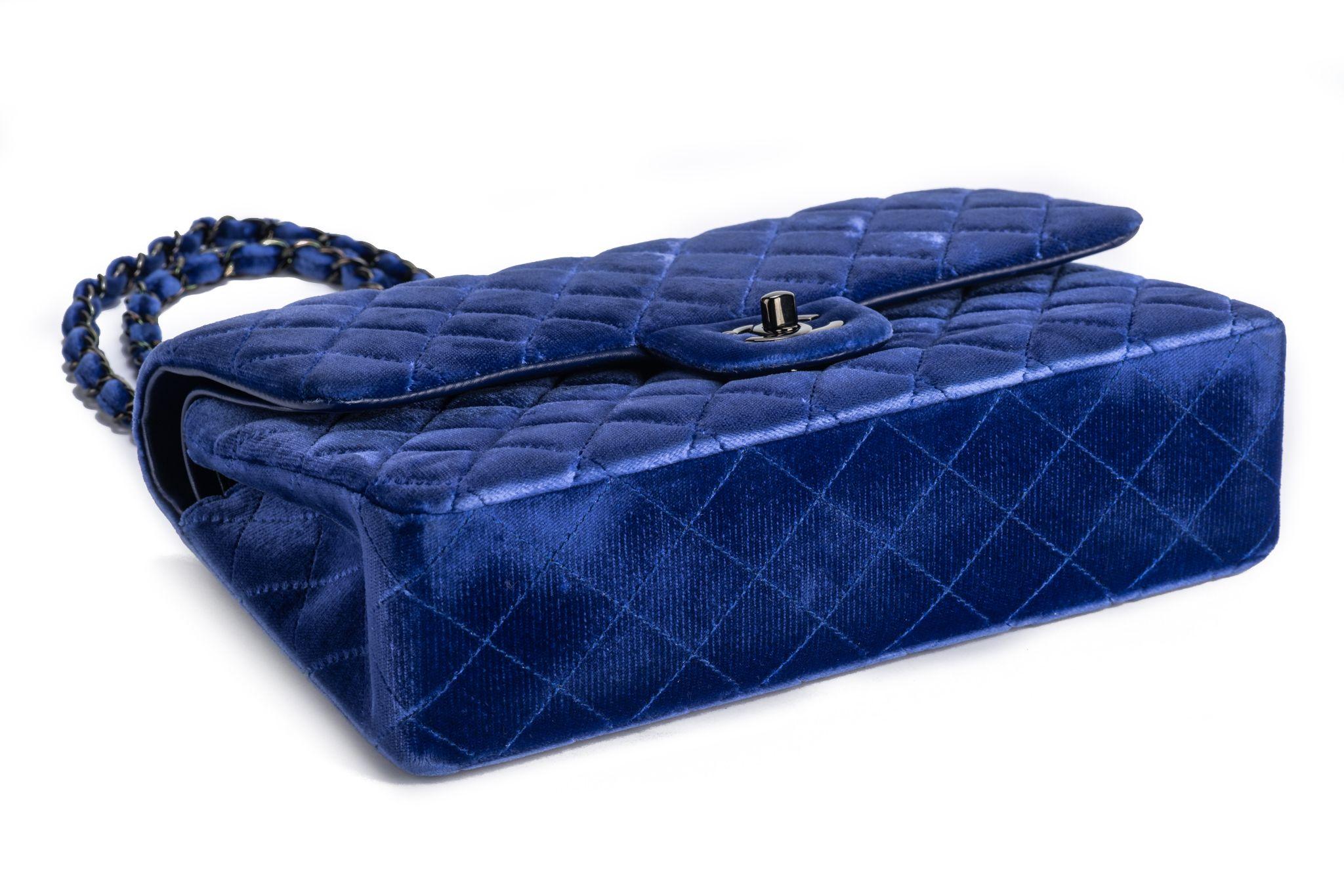 Bleu Chanel - Sac à double rabat en velours bleu menthe en vente