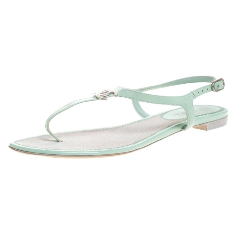 Chanel Mint Green Patent Leather CC Thong Flat Sandals Size 39.5 For Sale  at 1stDibs