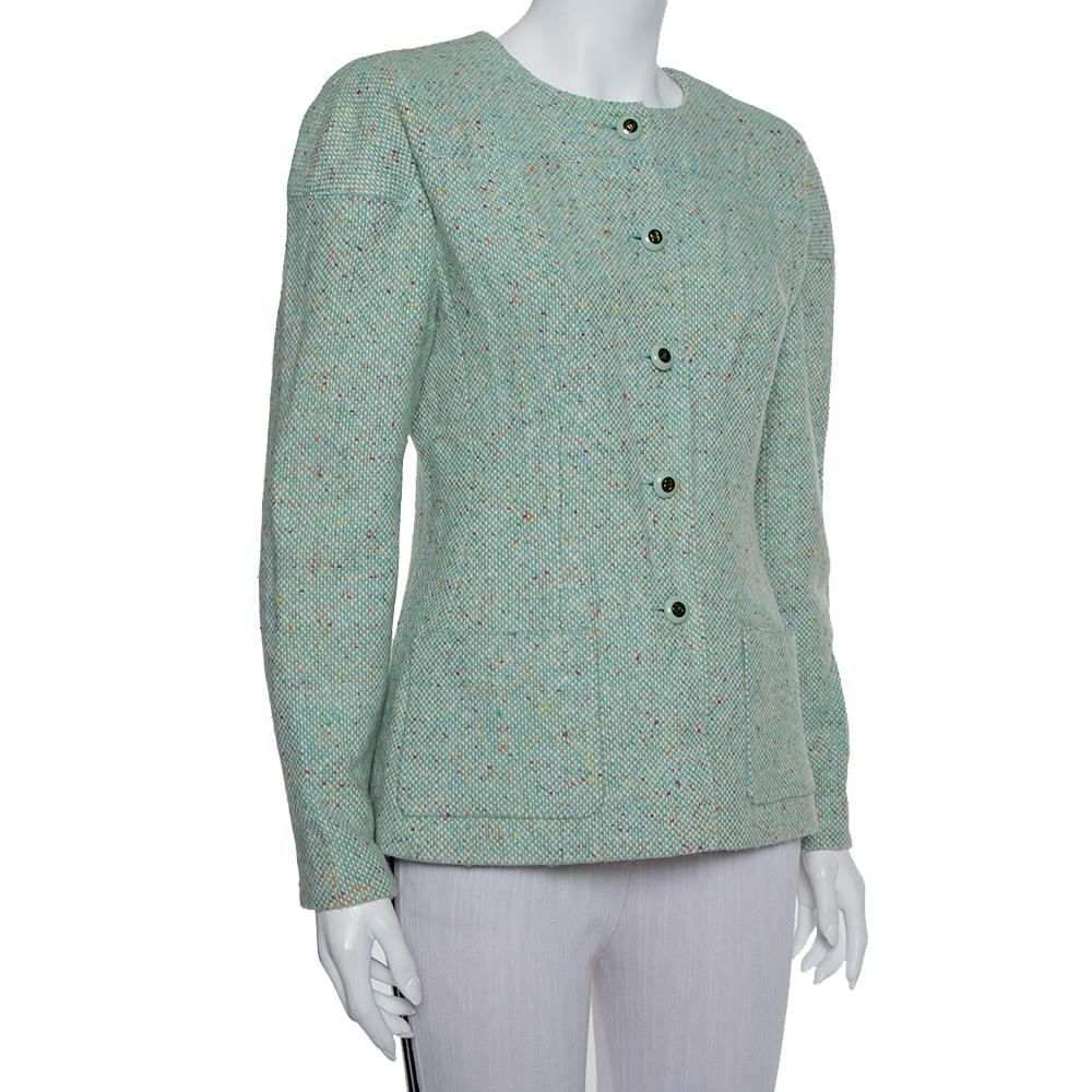 Questa fantastica giacca di Chanel è incredibilmente chic e senza sforzo. La creazione in tweed verde menta è disegnata su una silhouette lusinghiera con scollo rotondo, chiusura frontale con bottoni, due tasche e maniche lunghe. Ti garantirà una