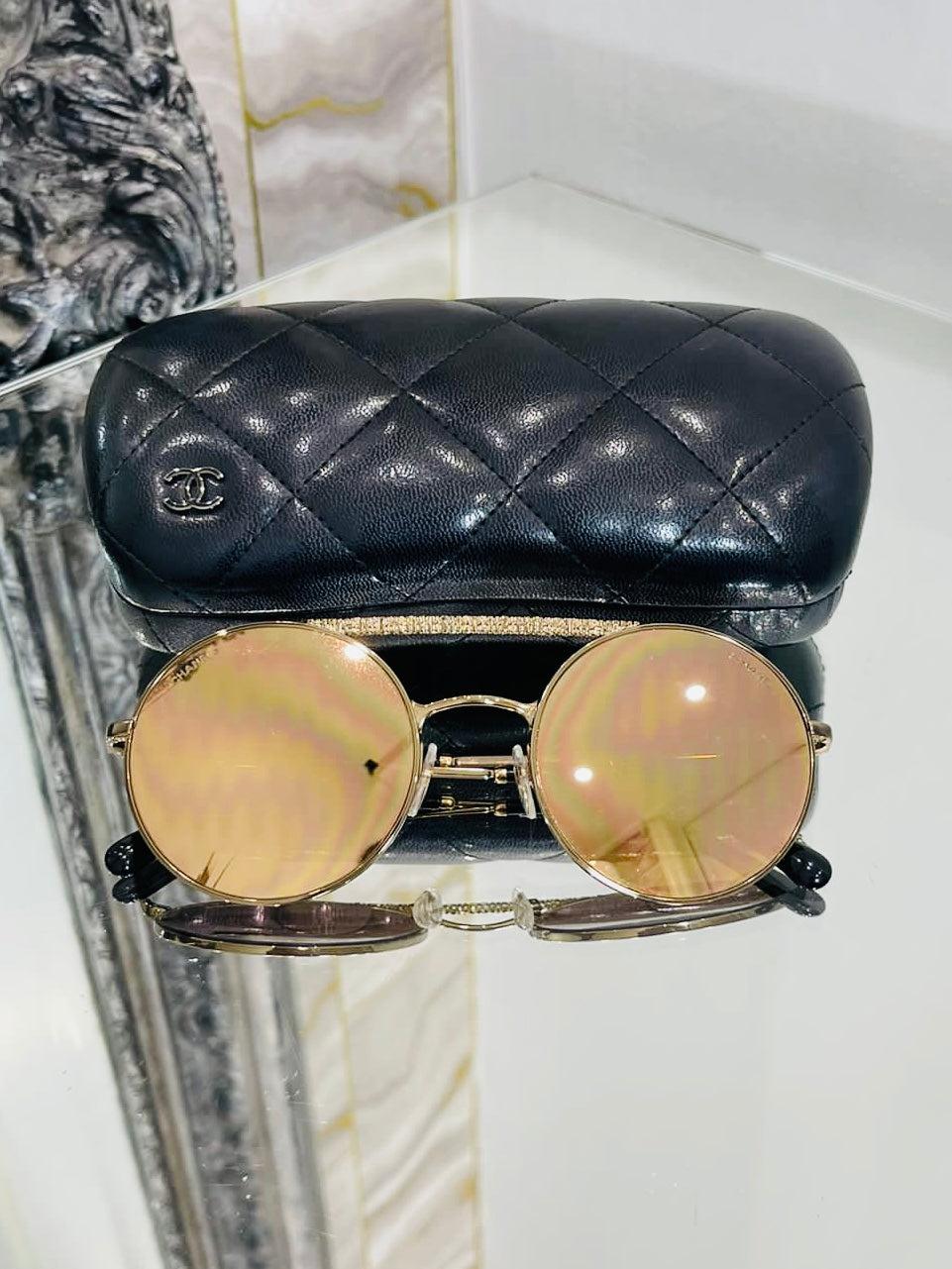 Chanel Verspiegelte runde Sonnenbrille

Goldfarbener, strukturierter Rahmen mit verspiegelten Gläsern und 'CC'-Logo auf jedem Bügel.

Zusätzliche Informationen:
Größe - O/S
Zusammensetzung- Metall
Zustand - Gut (Es gibt ein kleines