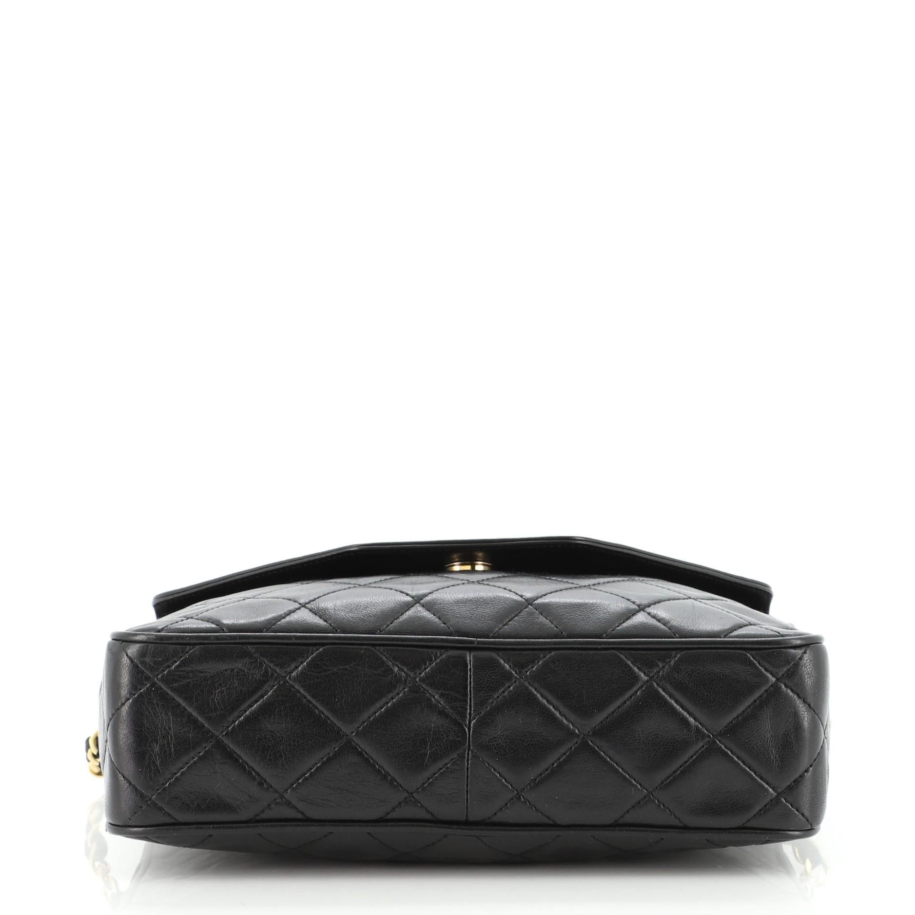 Chanel Modell: Vintage Front Pocket Kameratasche aus gestepptem Lammfell Medium für Damen oder Herren