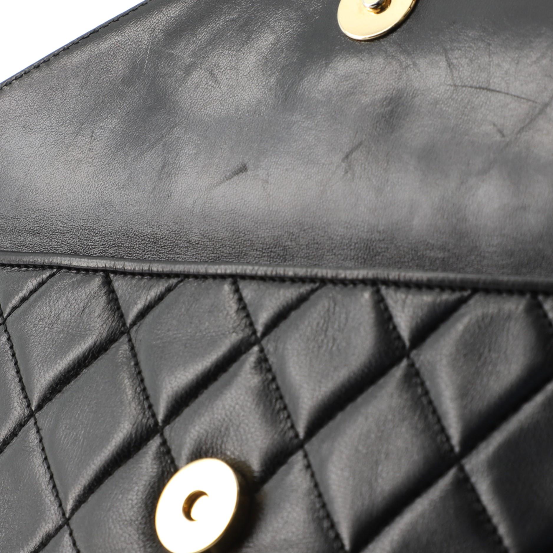 Chanel Modell: Vintage Front Pocket Kameratasche aus gestepptem Lammfell Medium 2