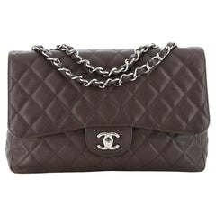 Chanel Modell: Klassische Tasche mit doppelter Klappe aus gestepptem Kaviar Jumbo