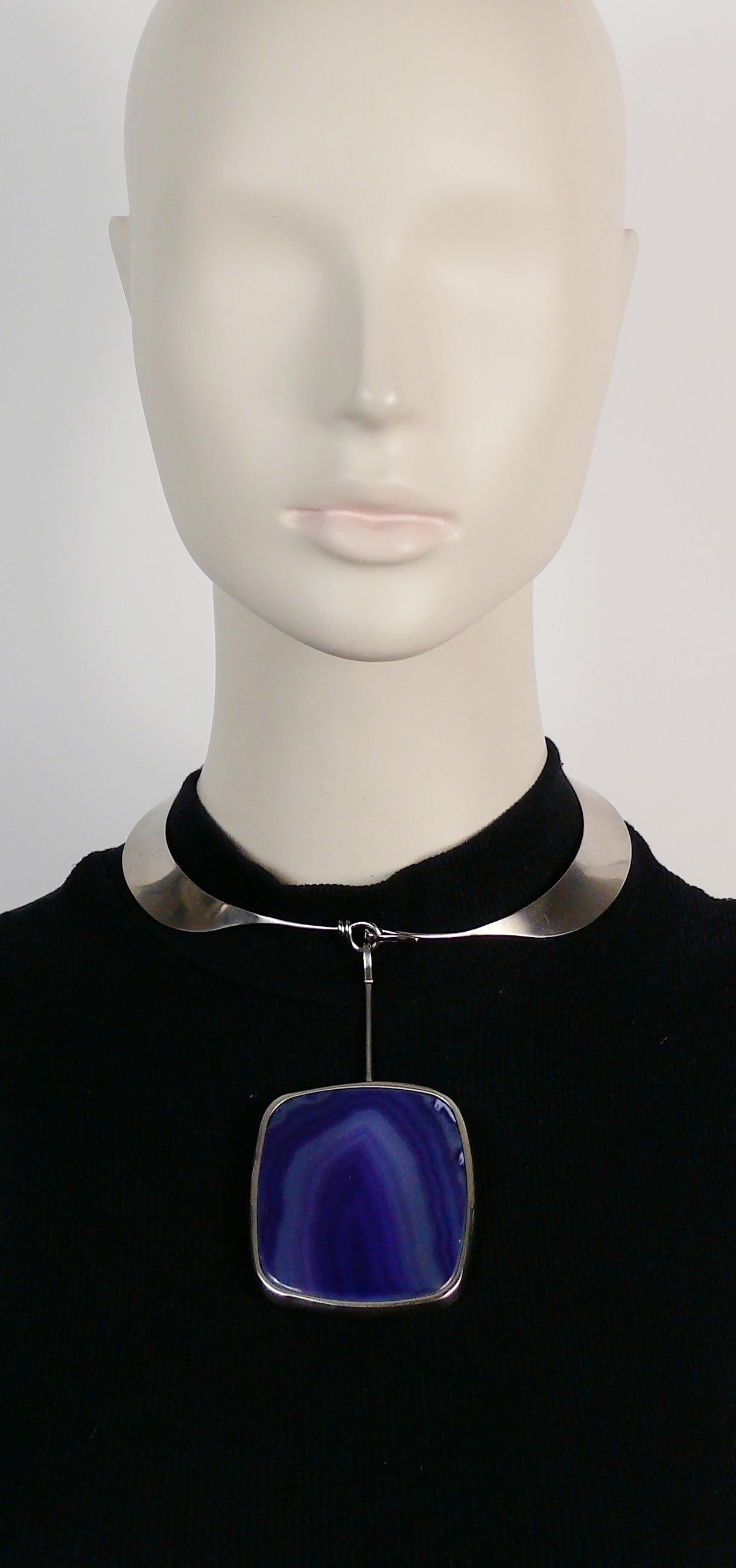 Collar gargantilla modernista CHANEL en tono plateado con un precioso colgante de ágata morada.

Colección Otoño/Invierno 2012.

Cierre de botón.

Con la marca CHANEL B12 A Made in Italy.
Estampado CHANEL.
Marca S de venta privada en el reverso de