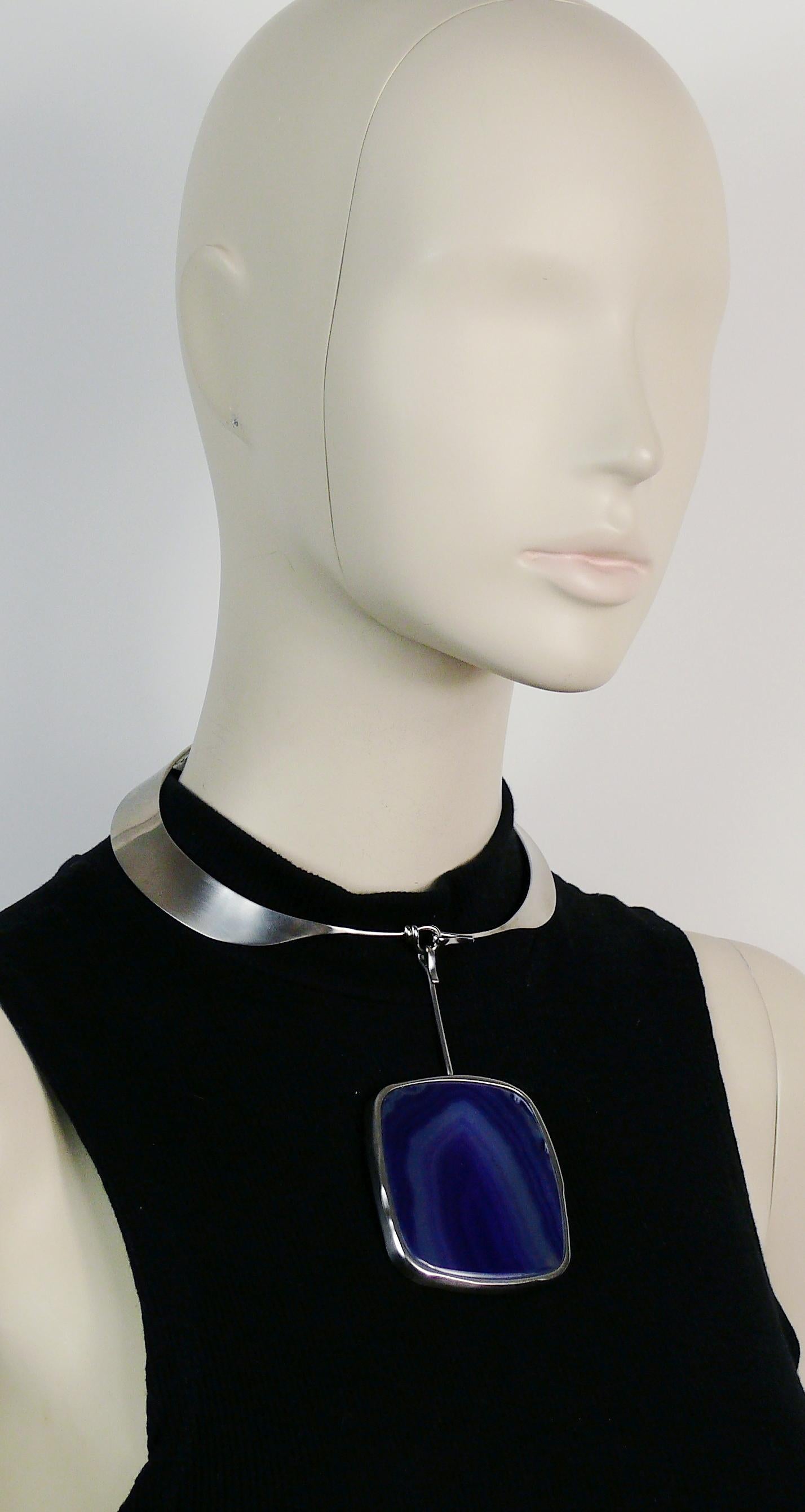 Chanel Modernist Choker Necklace with Agate Pendant In Excellent Condition For Sale In Nice, FR