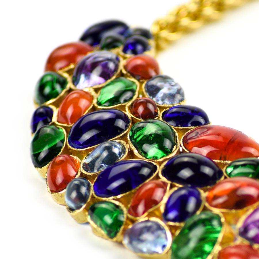 To bring a chic touch to your neck, a Chanel necklace, in multicolored sapphire, emerald green, purple and topaz molten glass with a golden chain attached. Work done entirely by hand.
It is French made, from the 70s, in good condition, some chips in