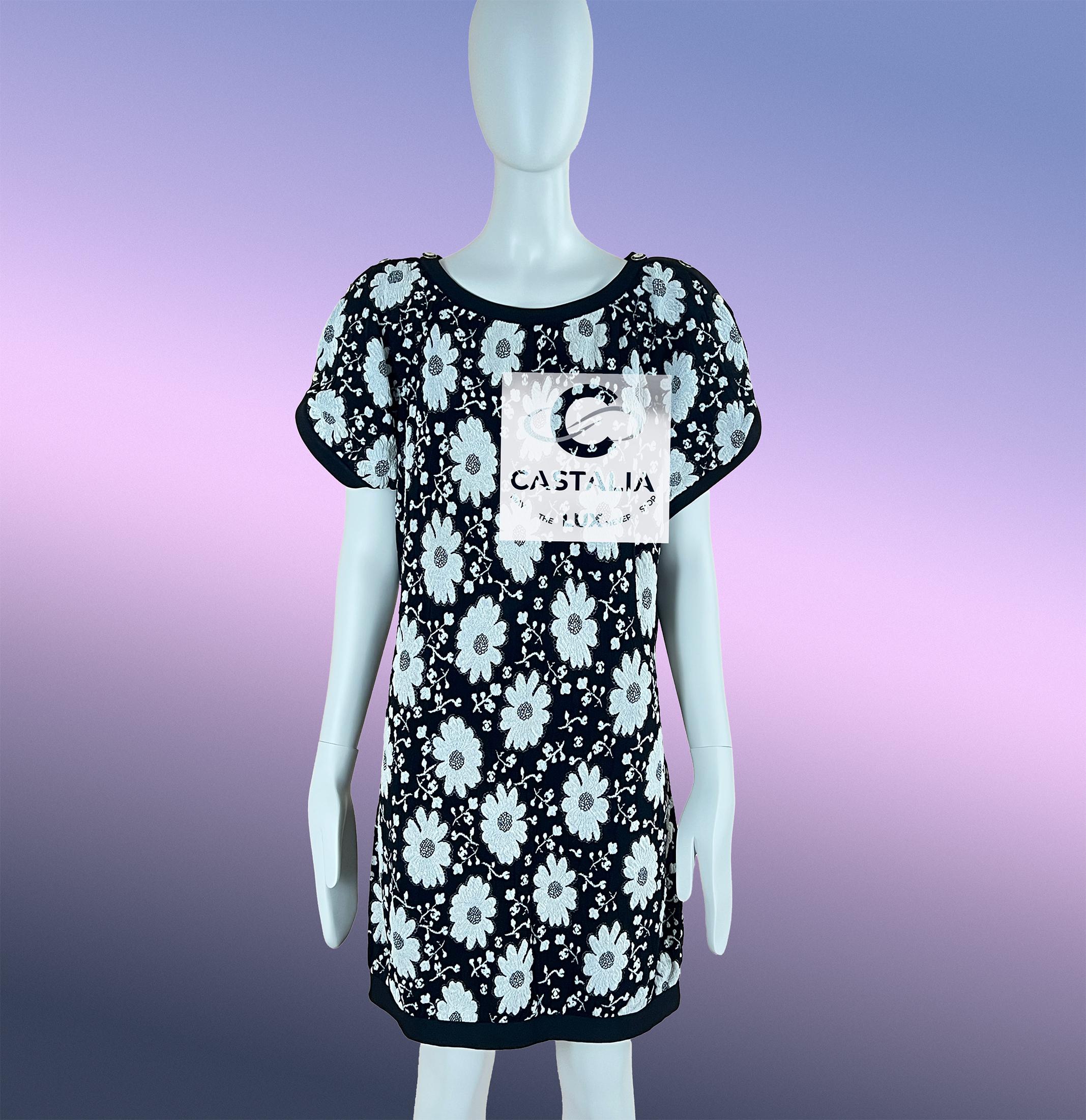 Chanel Monochrome CC Logo Camellia Dress 34 FR For Sale 6