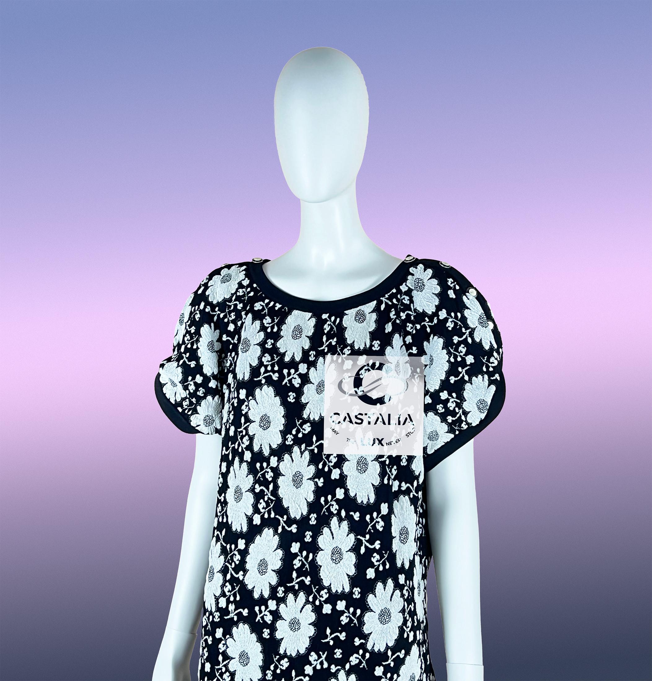 Chanel Monochrome CC Logo Camellia Dress 34 FR For Sale 7