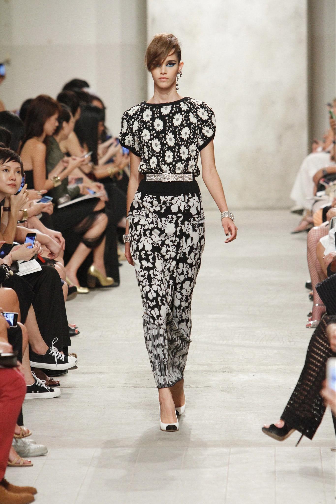 Chanel Monochrome CC Logo Kamelienkleid 34 FR (Schwarz) im Angebot