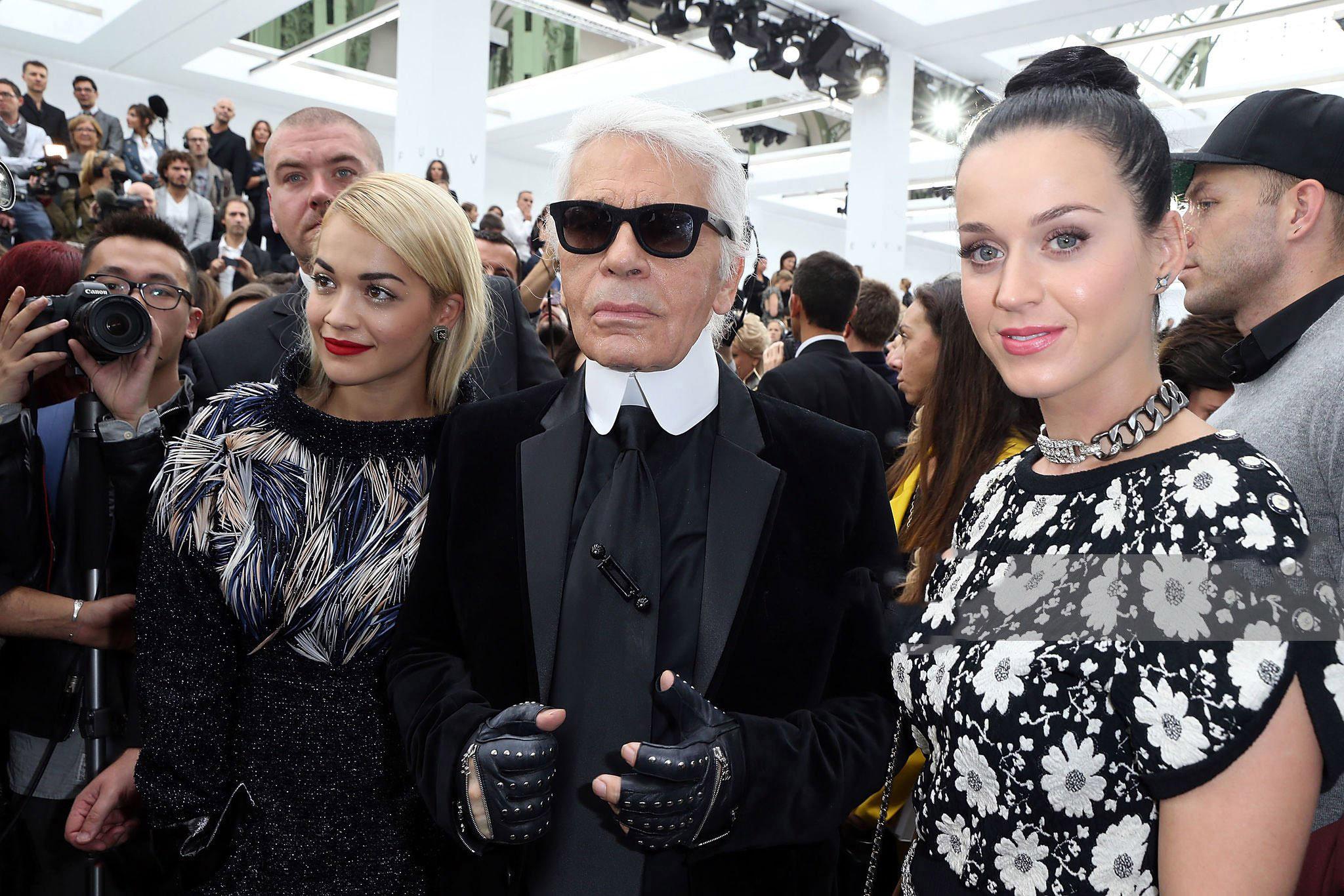 Chanel Monochrome CC Logo Kamelienkleid 34 FR im Zustand „Hervorragend“ im Angebot in Dubai, AE