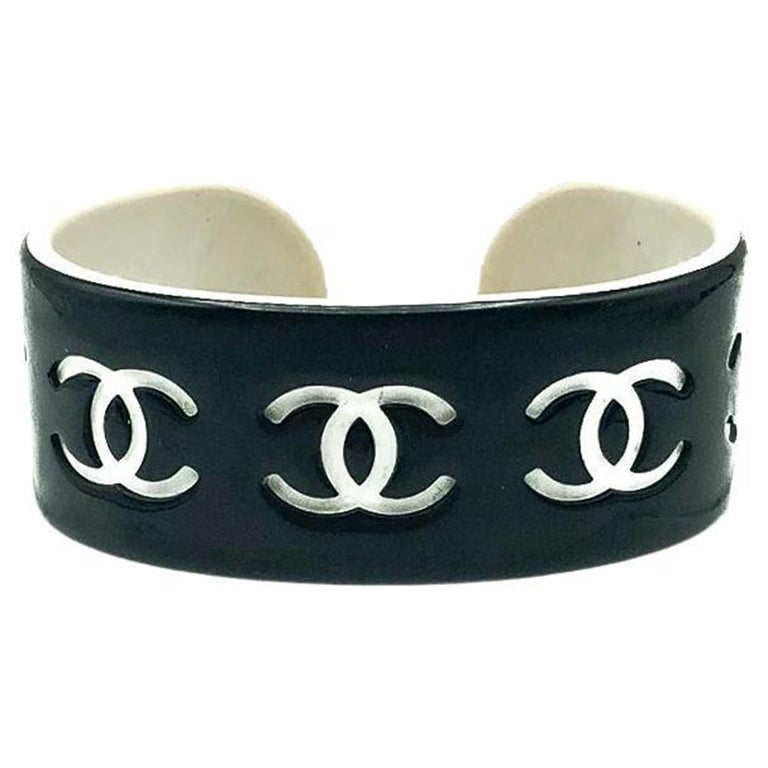 Chanel Monochrome CC Logo Manschette 2002 Kollektion