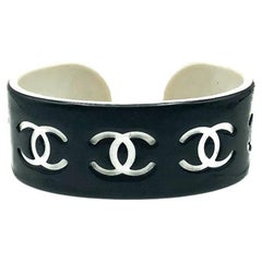 Chanel - Manchette monochrome avec logo CC, collection 2002