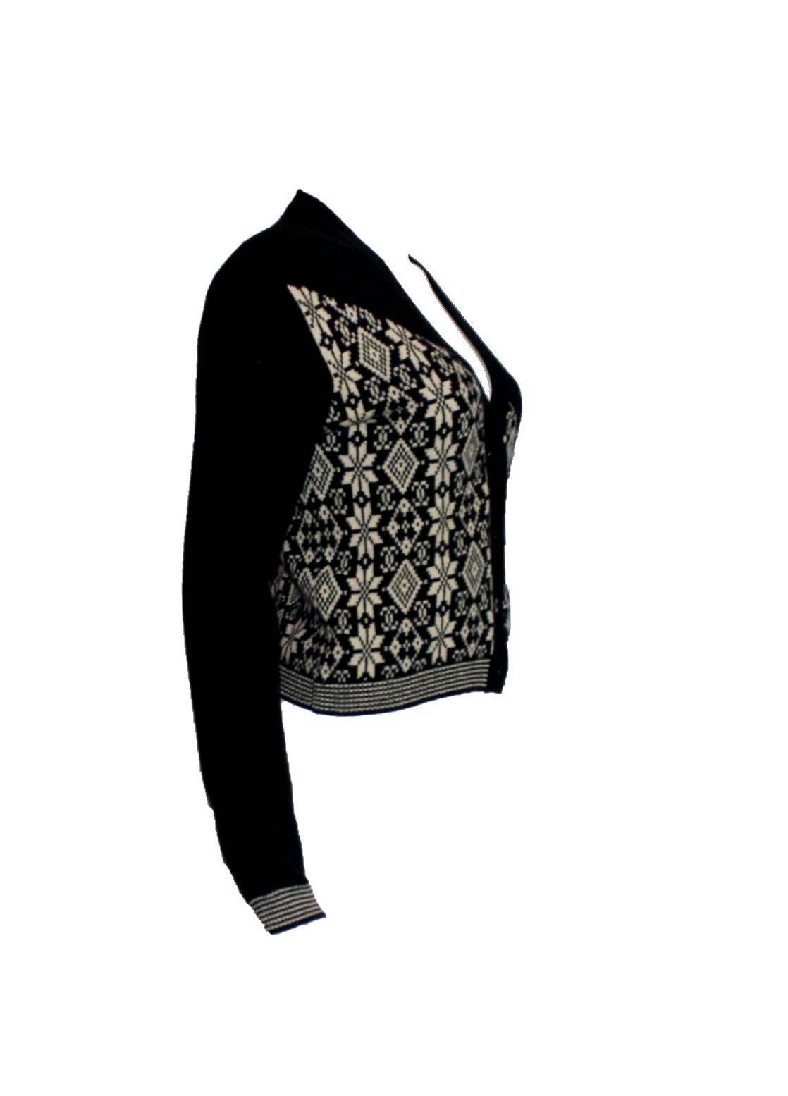 Beautiful Chanel cashmere cardigan
In monochrome color
With CC logo print
CC logo buttons
Perfect for a chalet weekend
Combine it with Jeans and boots for the perfect casual look or with a black pencil skirt for a more formal outfit
Fashion jewelry