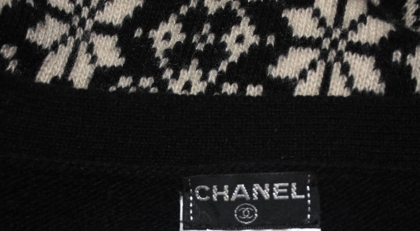Chanel Monochrome CC Logo Intarsia Cashmere Knit Cardigan Jacket 38 In Excellent Condition In Switzerland, CH