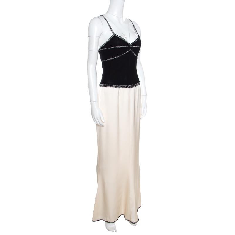 How fabulous does this sleeveless maxi dress from Chanel look! The monochrome colourblock dress is made of a wool blend and features a deep V-neckline, a tweed trim detailing and a fattering silhouette. It flaunts a deep back with a concealed zip