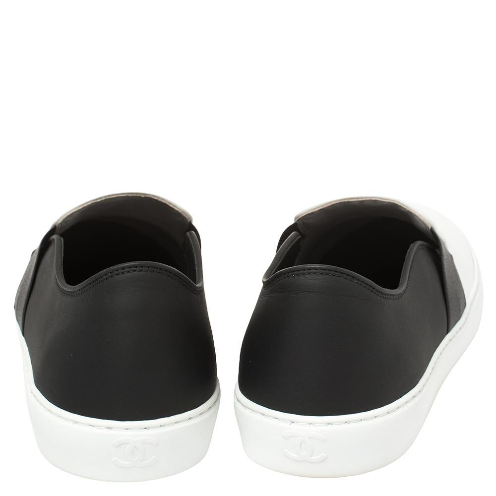 Chanel Monochrome Leather Slip On Sneakers Size 42 In Excellent Condition In Dubai, Al Qouz 2