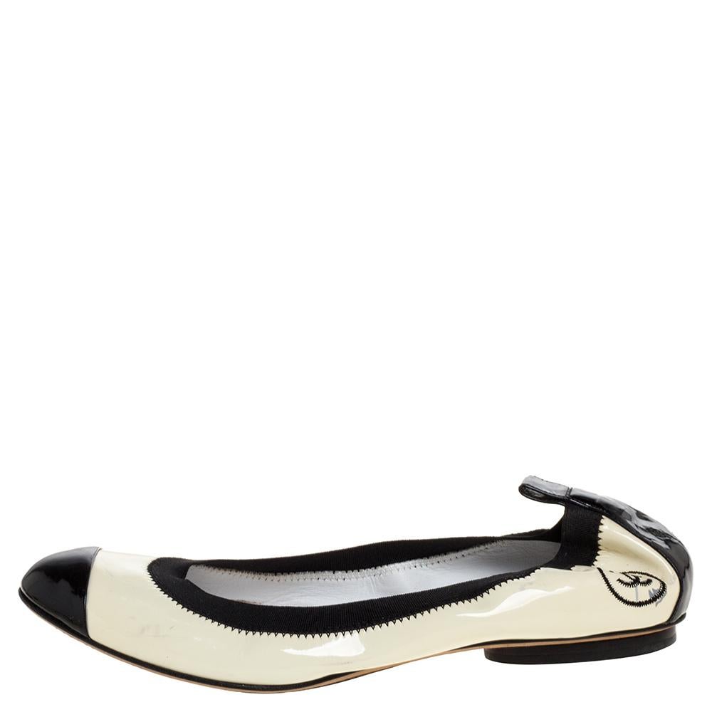 You would never want to take off these comfortable Chanel ballet flats. They are crafted from patent leather and designed with black cap toes, signature CC logos and a scrunch style for a good fit.

